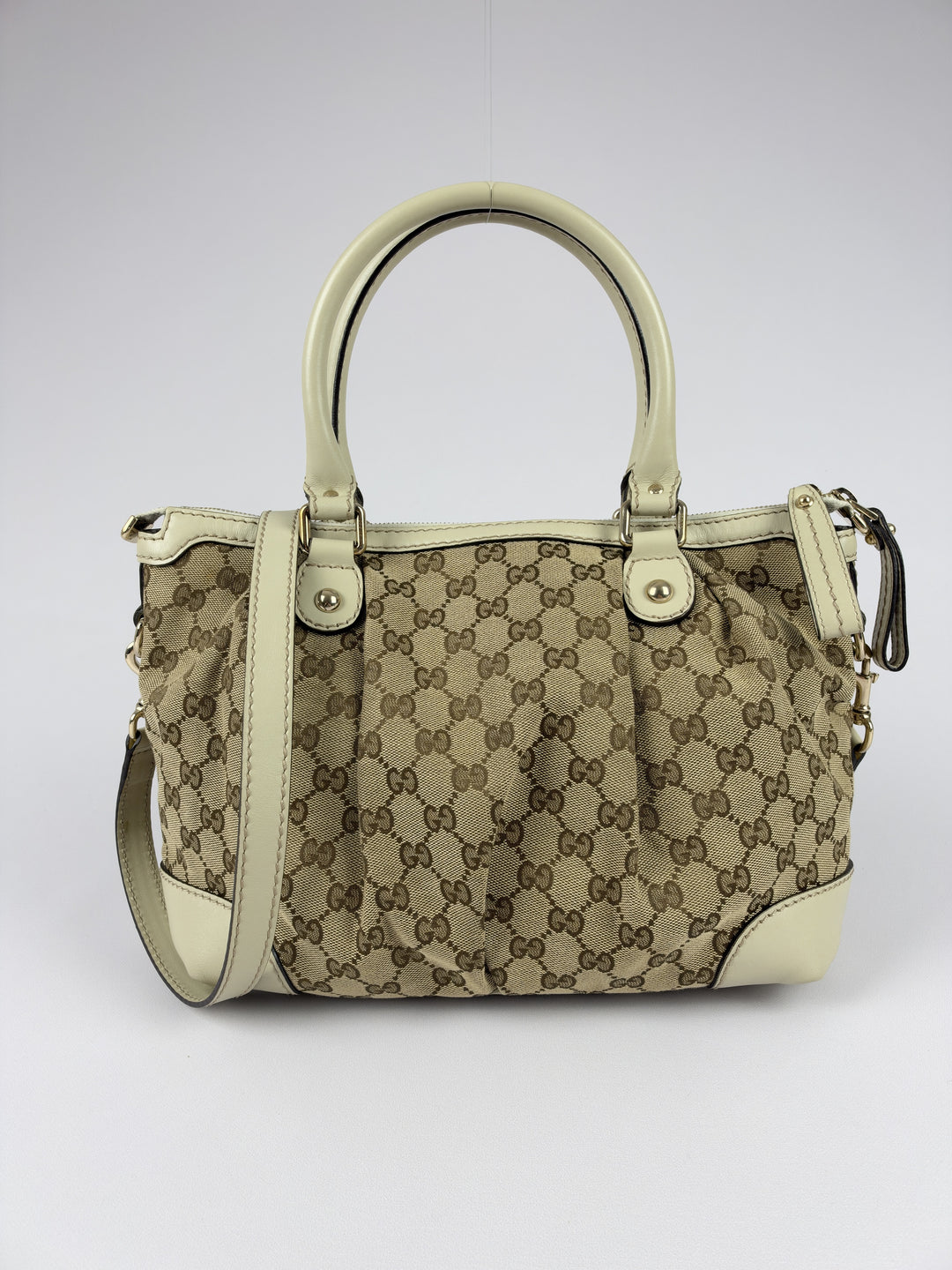 Gucci GG Canvas Sukey Boston Shoulder Bag in Beige/Ebenholz, Detailansicht 3