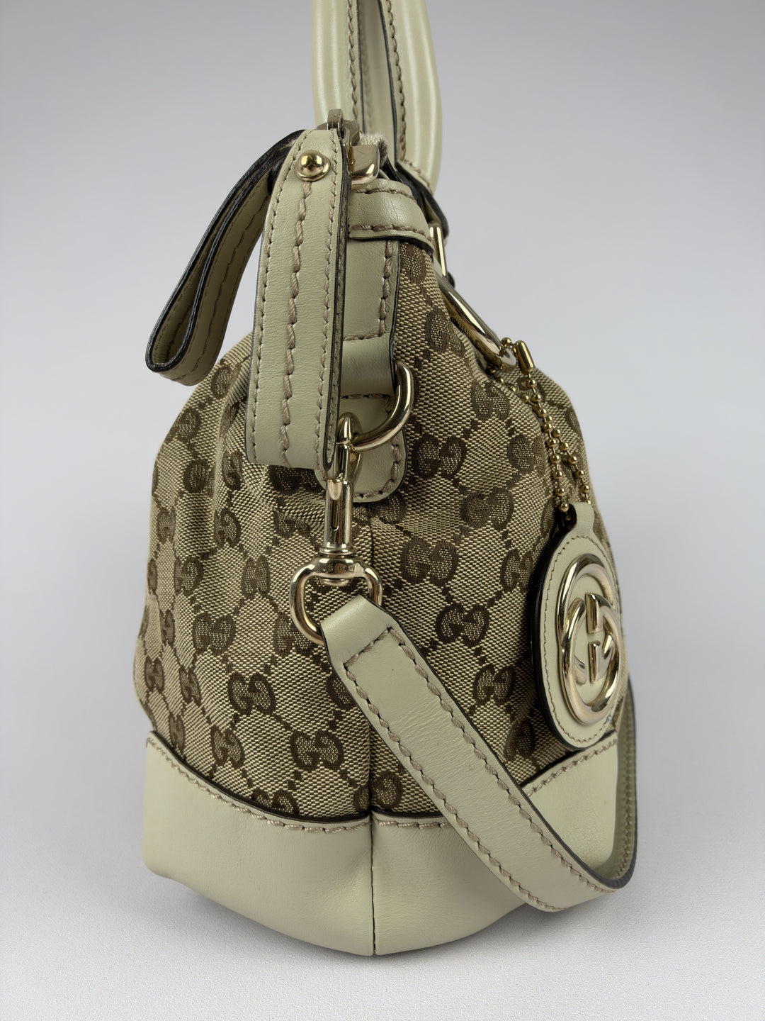 Gucci GG Canvas Sukey Boston Shoulder Bag in Beige/Ebenholz, Detailansicht 4