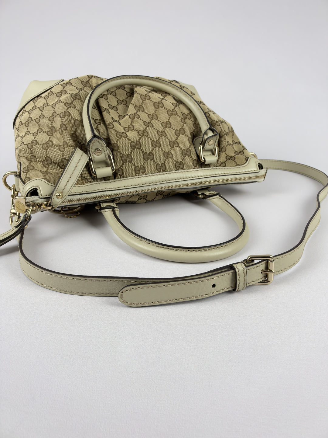 Gucci GG Canvas Sukey Boston Shoulder Bag in Beige/Ebenholz, Detailansicht 5