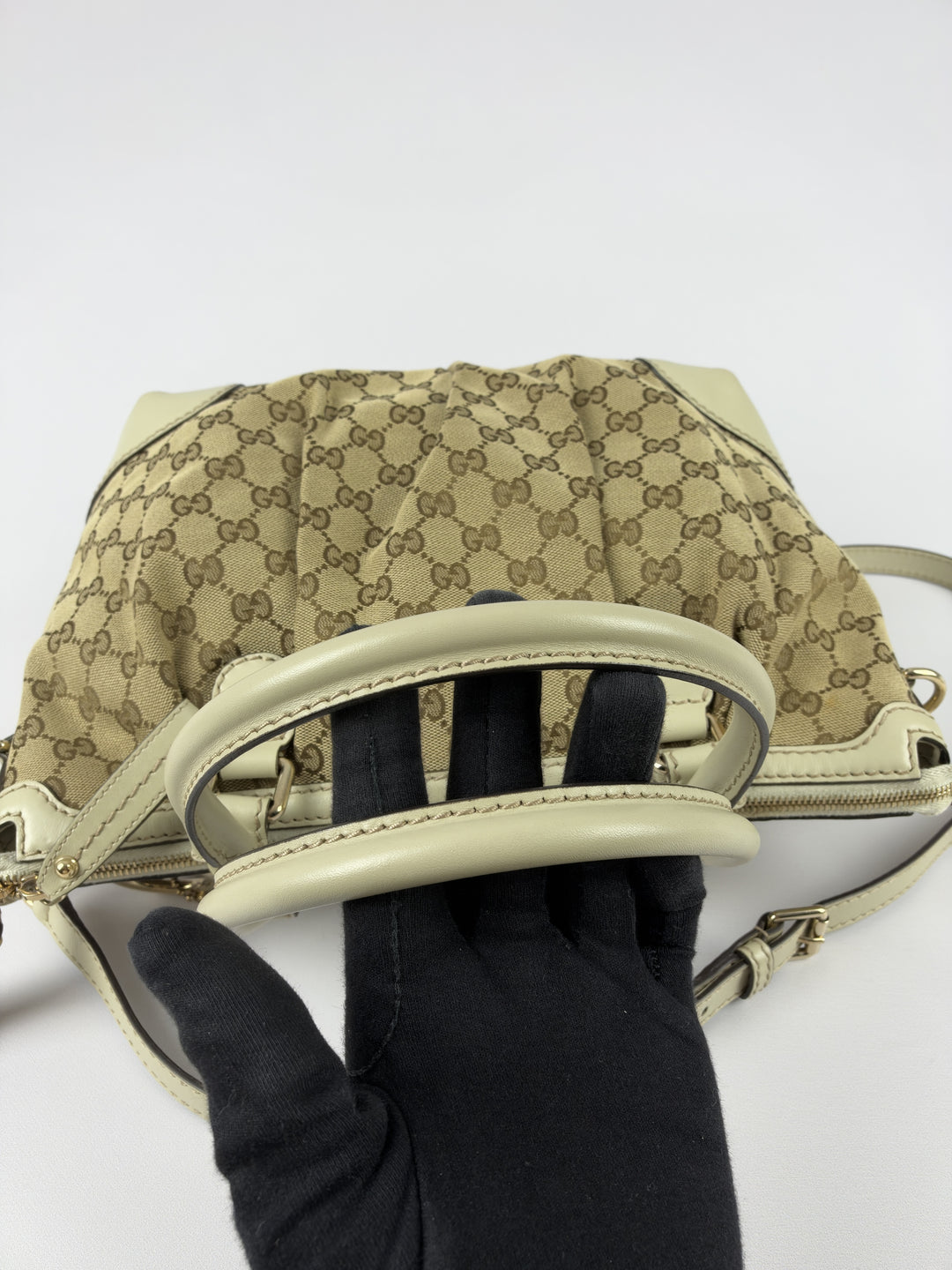 Gucci GG Canvas Sukey Boston Shoulder Bag in Beige/Ebenholz, Detailansicht 6