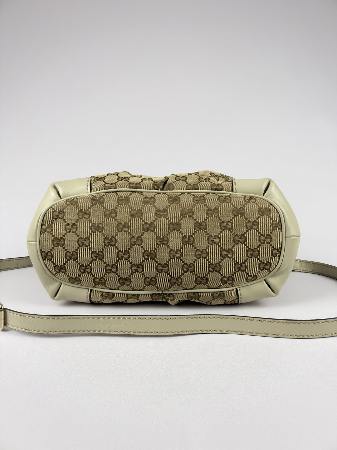 Gucci GG Canvas Sukey Boston Shoulder Bag in Beige/Ebenholz, Detailansicht 7