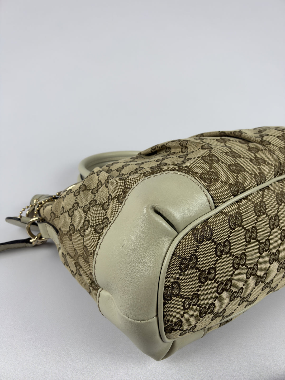 Gucci GG Canvas Sukey Boston Shoulder Bag in Beige/Ebenholz, Detailansicht 8