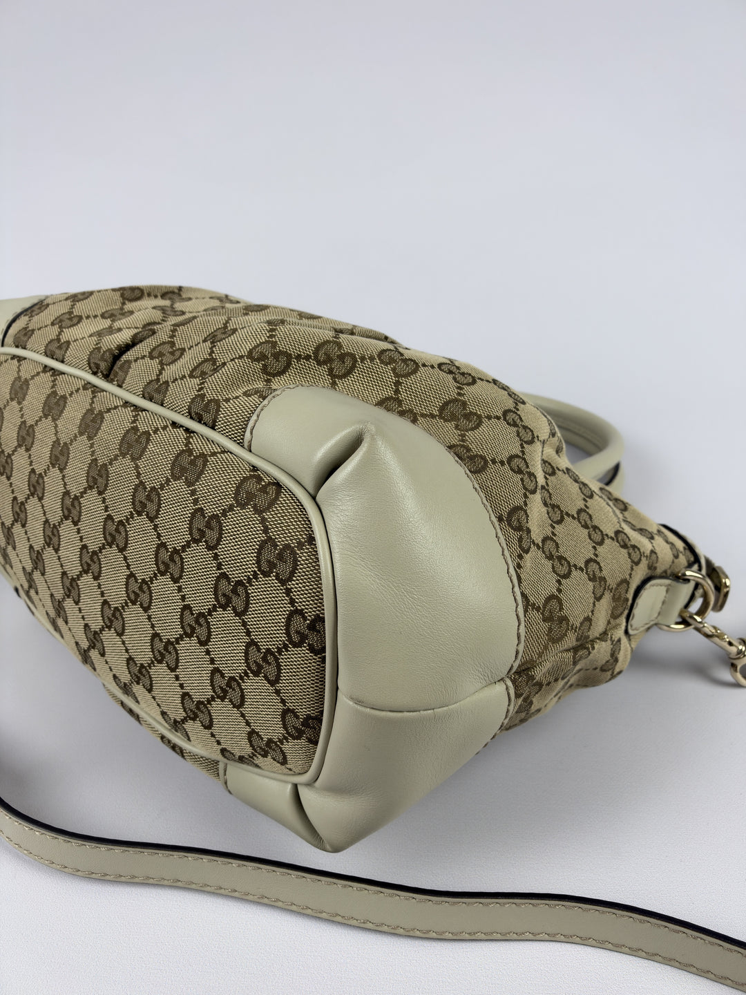 Gucci GG Canvas Sukey Boston Shoulder Bag in Beige/Ebenholz, Detailansicht 9