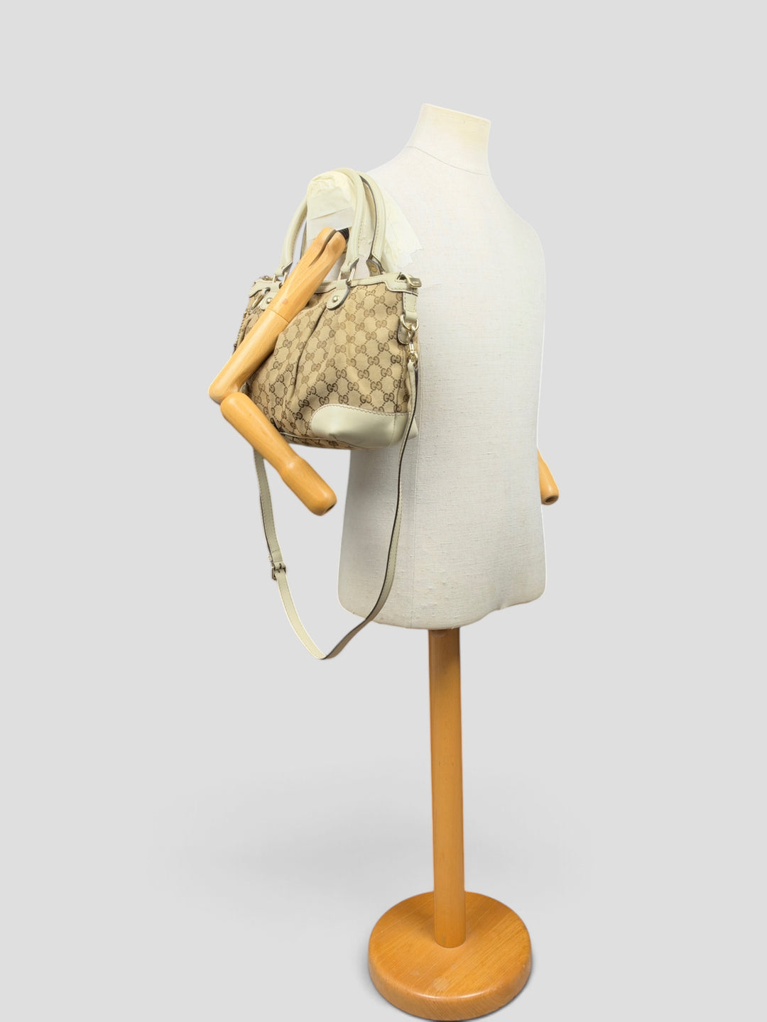 Gucci GG Canvas Sukey Boston Shoulder Bag in Beige/Ebenholz, getragen an der Schneiderpuppe