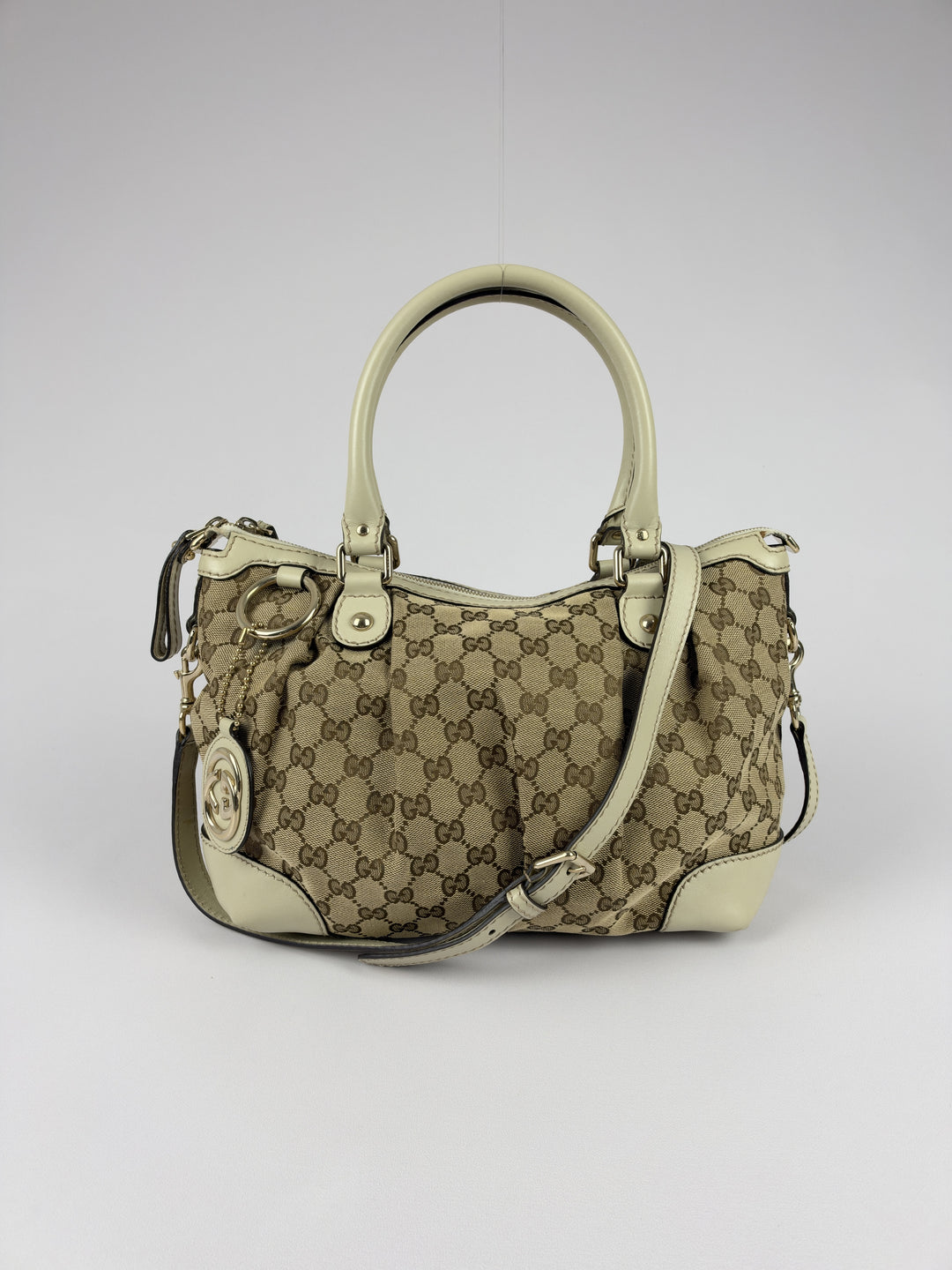 Gucci GG Canvas Sukey Boston Shoulder Bag in Beige/Ebenholz, Vorderansicht im Originalfoto