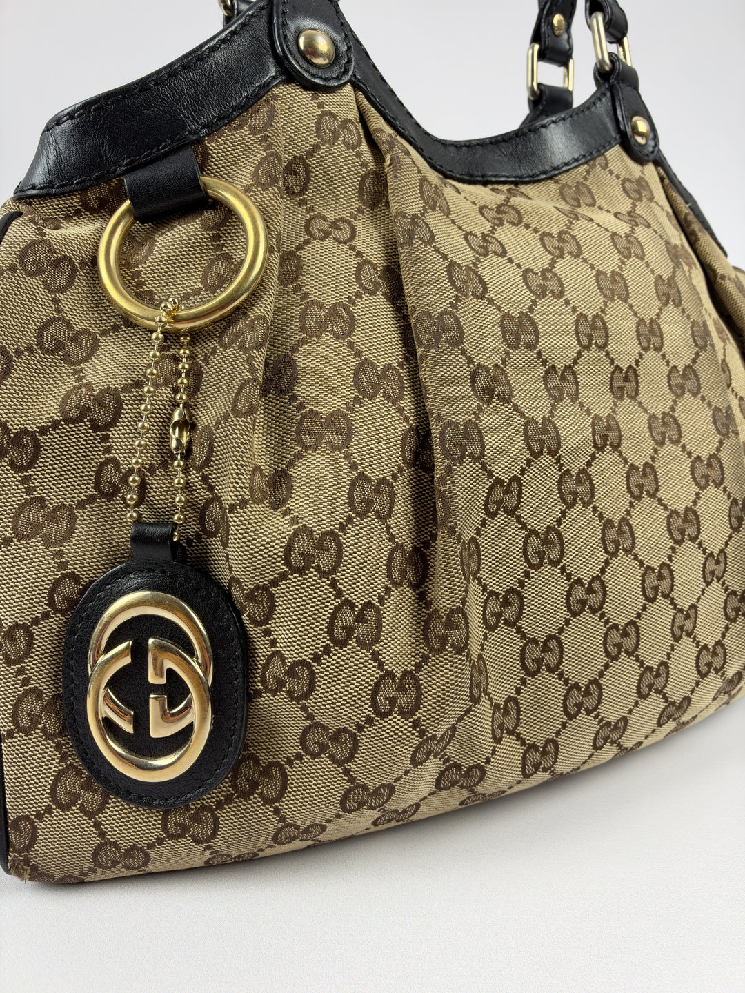 Gucci GG Canvas Sukey Medium Tote Shoulder Bag in Beige/Ebenholz, Detailansicht 1