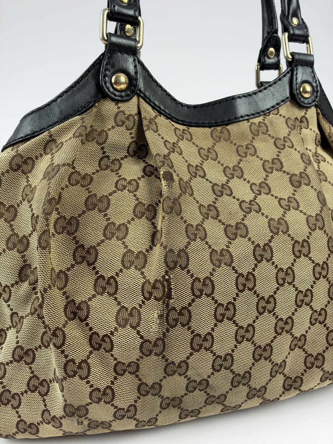 Gucci GG Canvas Sukey Medium Tote Shoulder Bag in Beige/Ebenholz, Detailansicht 4