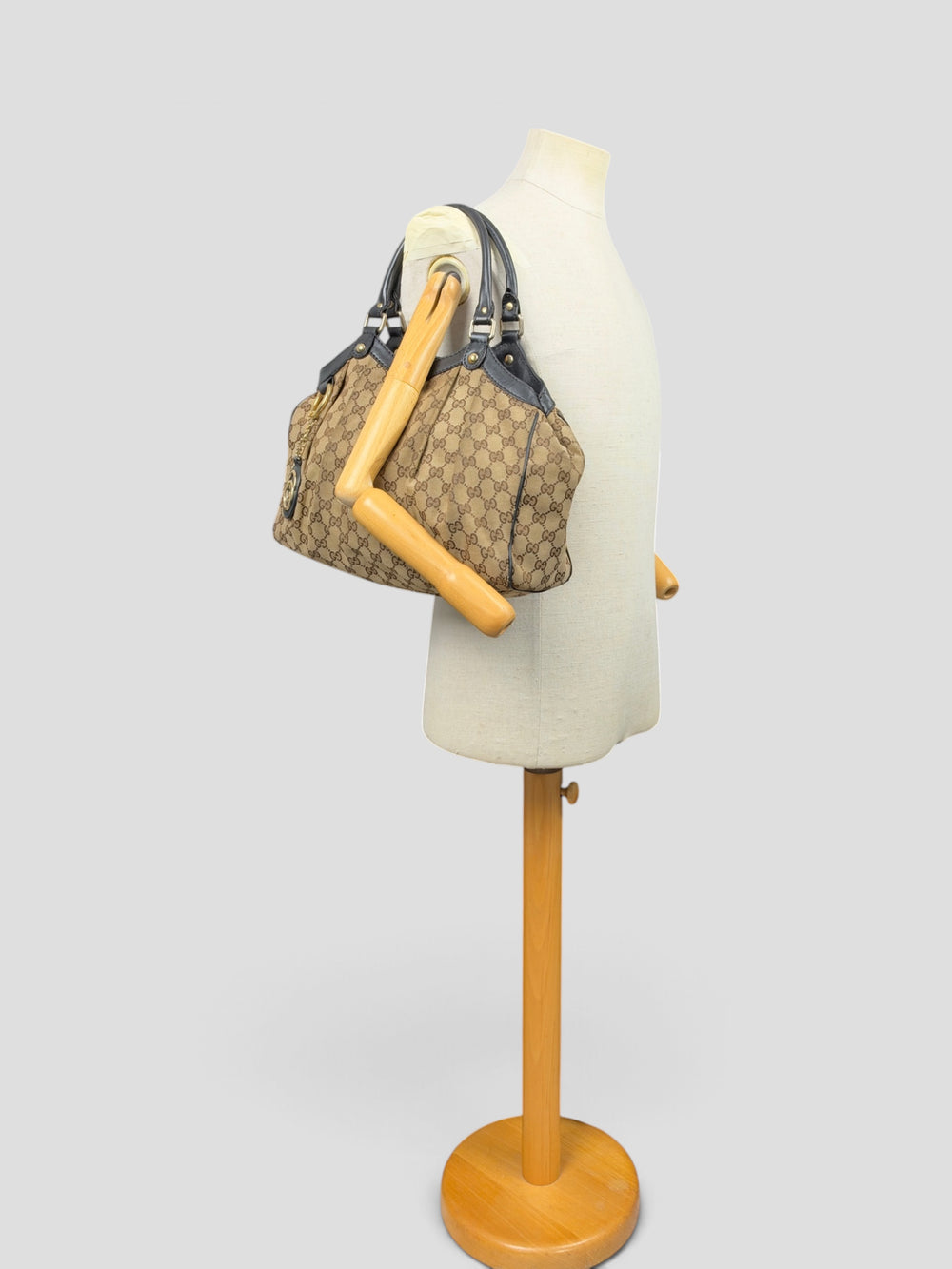 Gucci GG Canvas Sukey Medium Tote Shoulder Bag in Beige/Ebenholz, getragen an der Schneiderpuppe