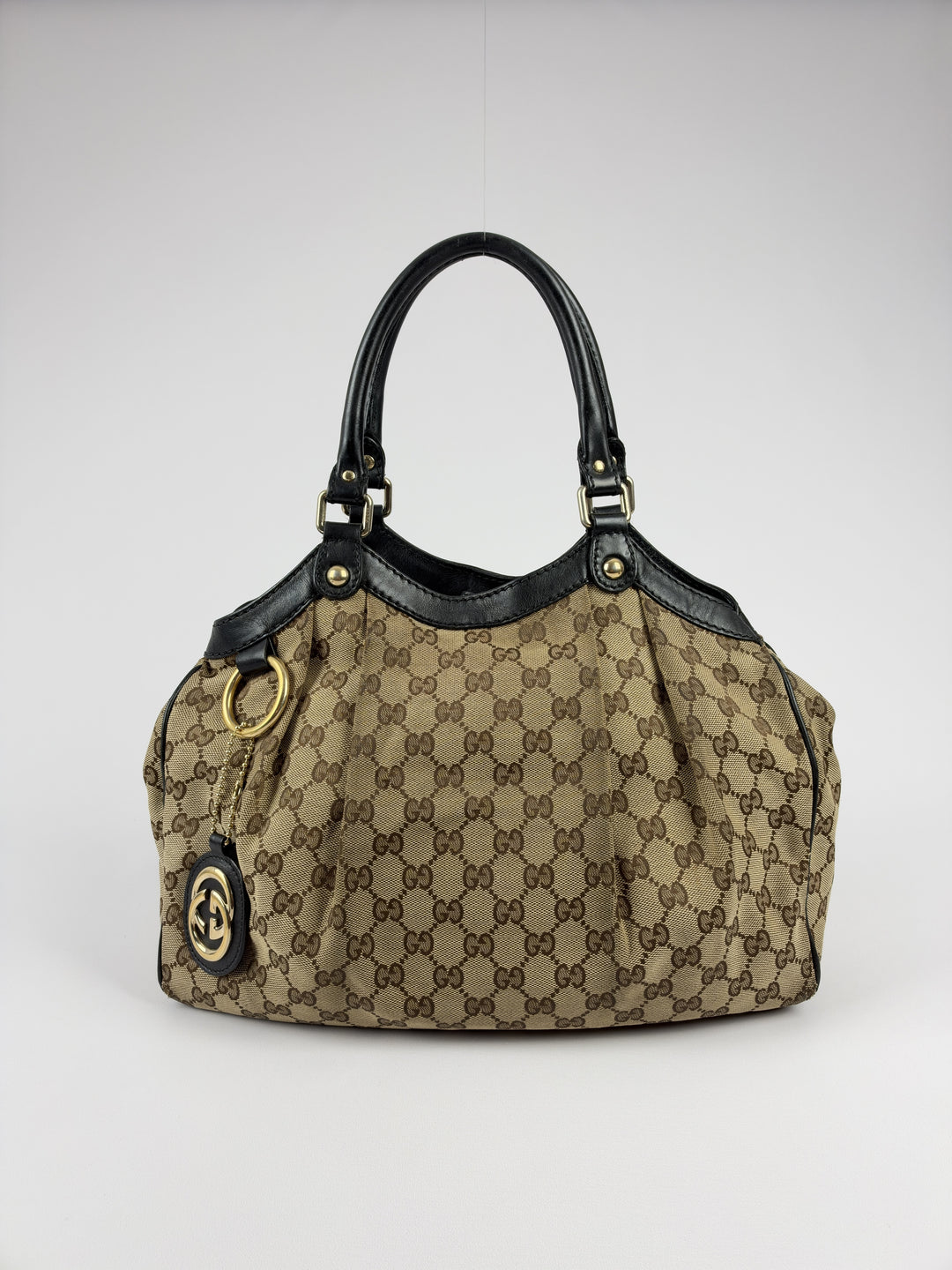 Gucci GG Canvas Sukey Medium Tote Shoulder Bag in Beige/Ebenholz, Vorderansicht im Originalfoto