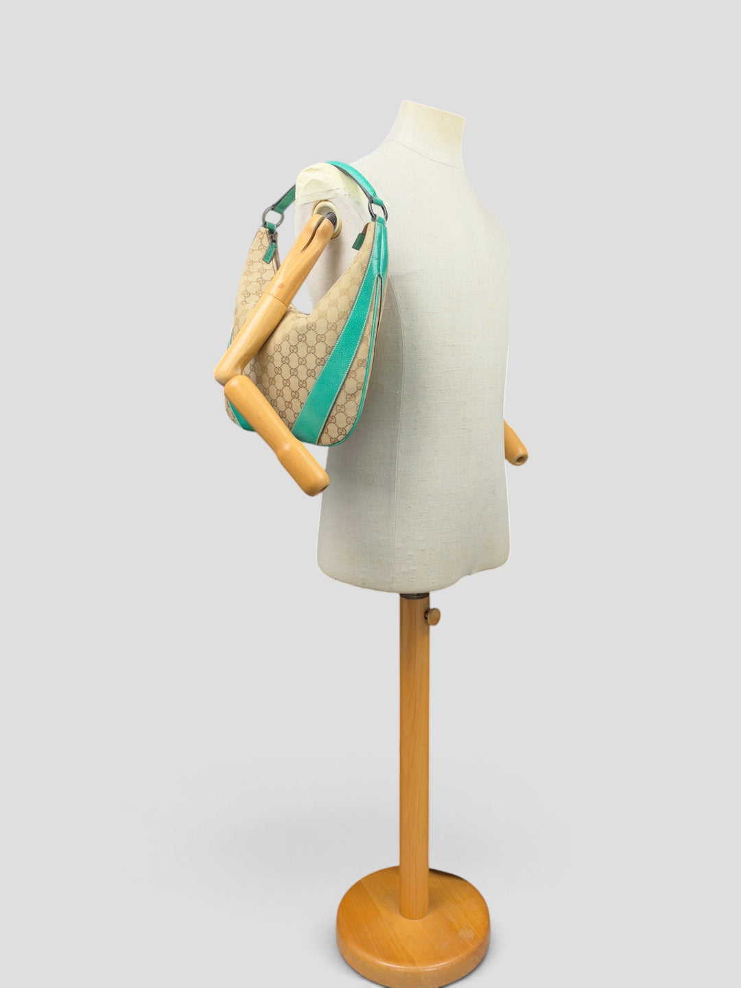 Gucci GG Canvas Turquoise Leather Hobo Shoulder Bag in Beige/Ebenholz, getragen an der Schneiderpuppe