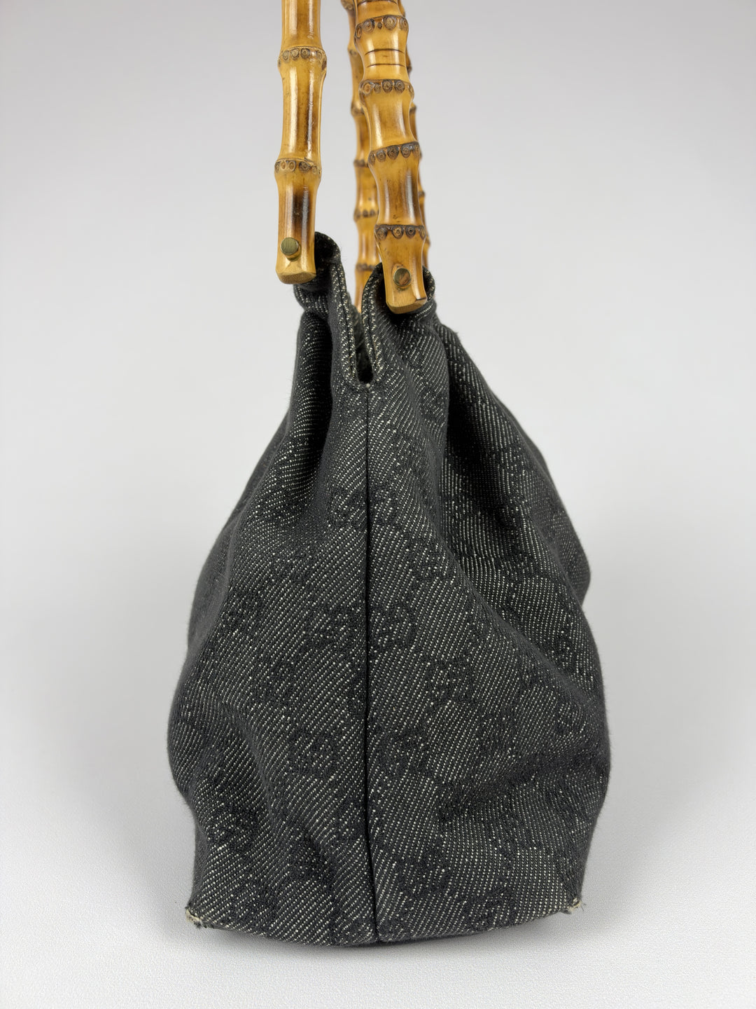Gucci GG Denim Bamboo Shoulder Bag in Grau, Detailansicht 1