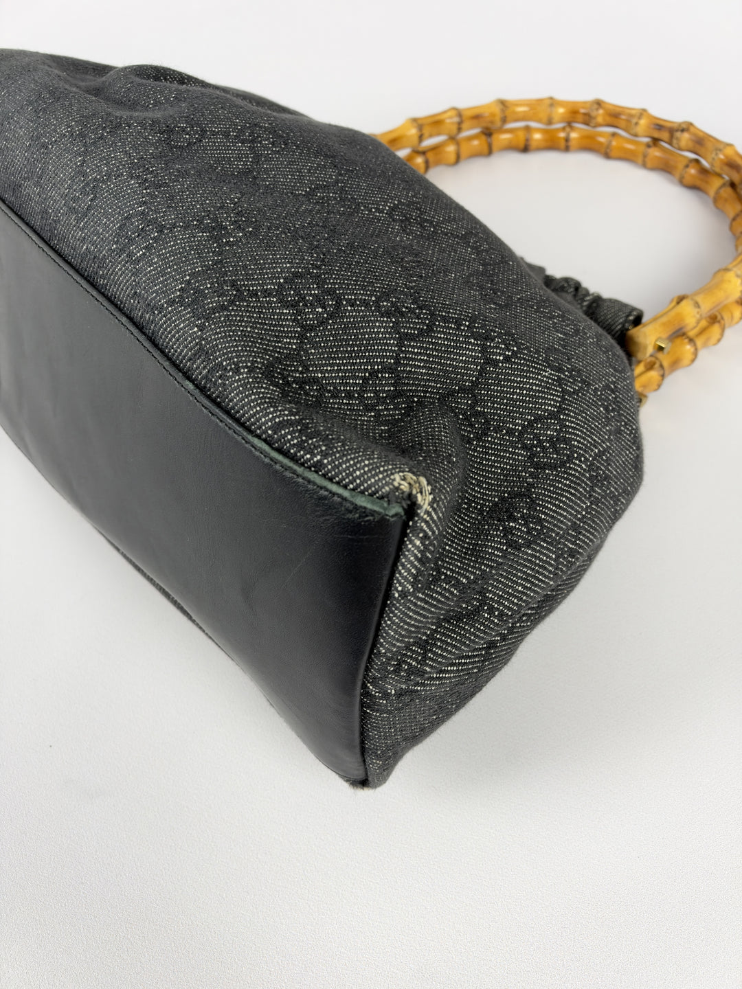 Gucci GG Denim Bamboo Shoulder Bag in Grau, Detailansicht 10