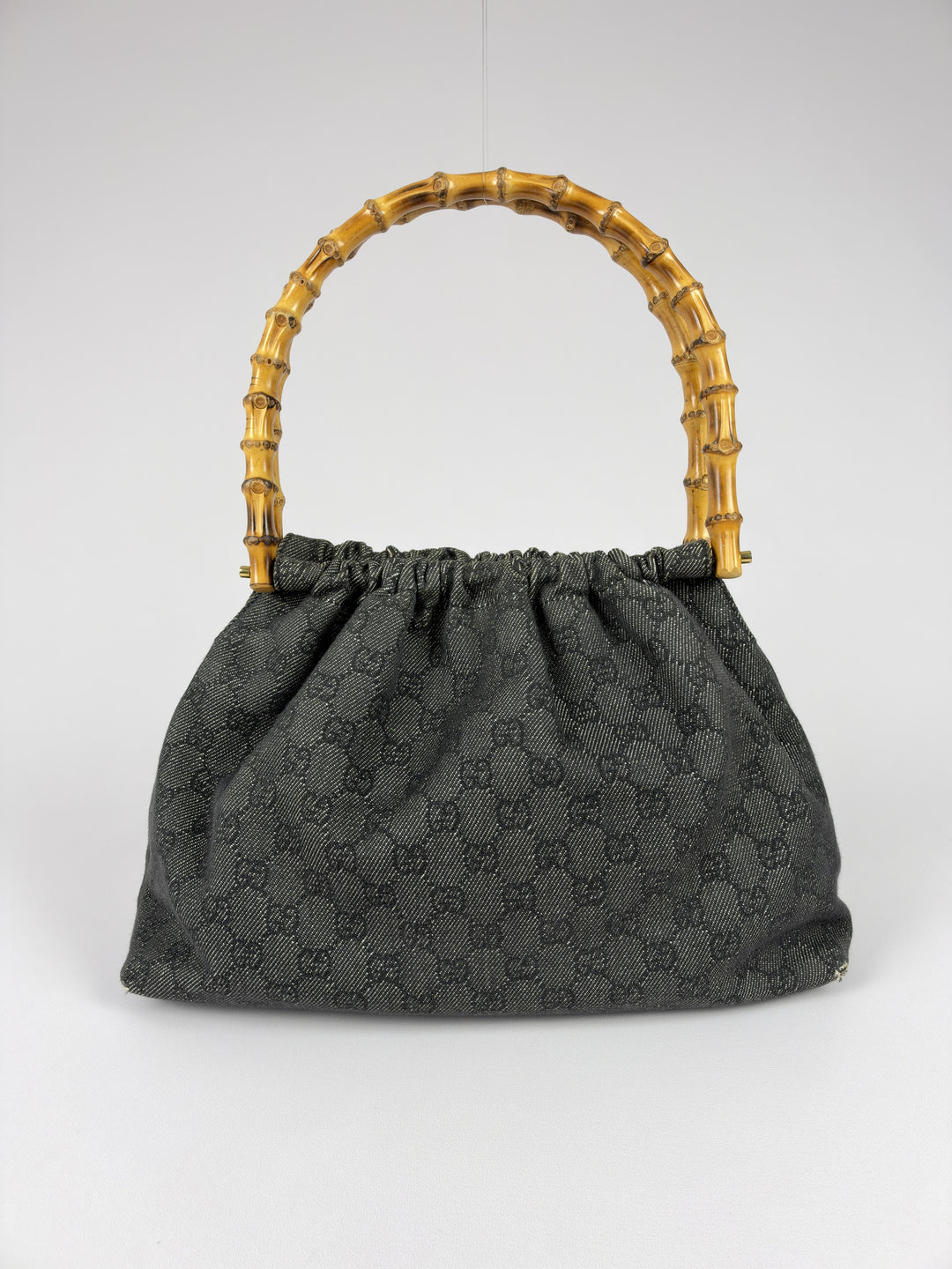 Gucci GG Denim Bamboo Shoulder Bag in Grau, Detailansicht 2