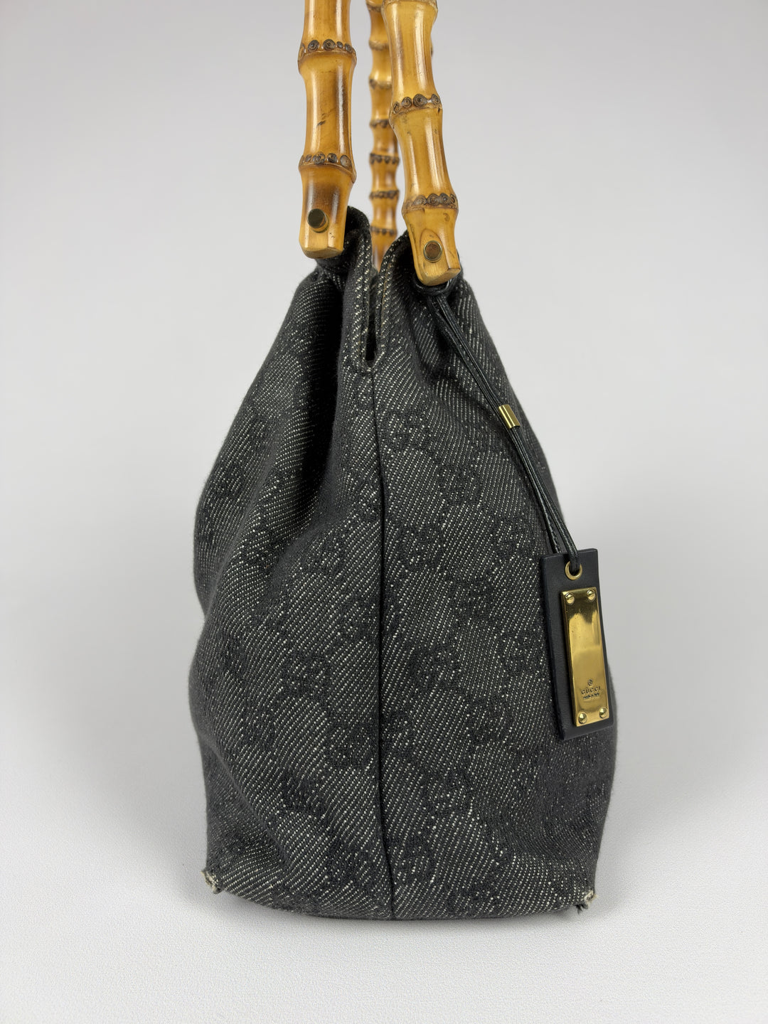 Gucci GG Denim Bamboo Shoulder Bag in Grau, Detailansicht 3
