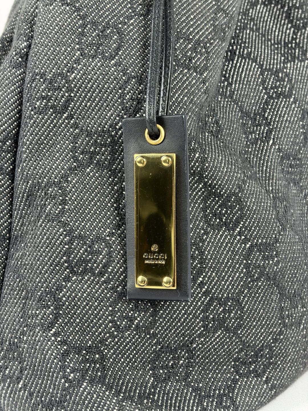 Gucci GG Denim Bamboo Shoulder Bag in Grau, Detailansicht 4