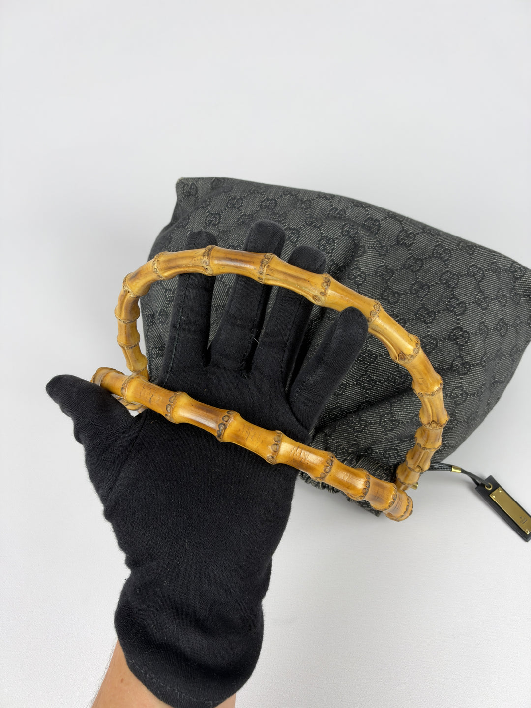 Gucci GG Denim Bamboo Shoulder Bag in Grau, Detailansicht 5