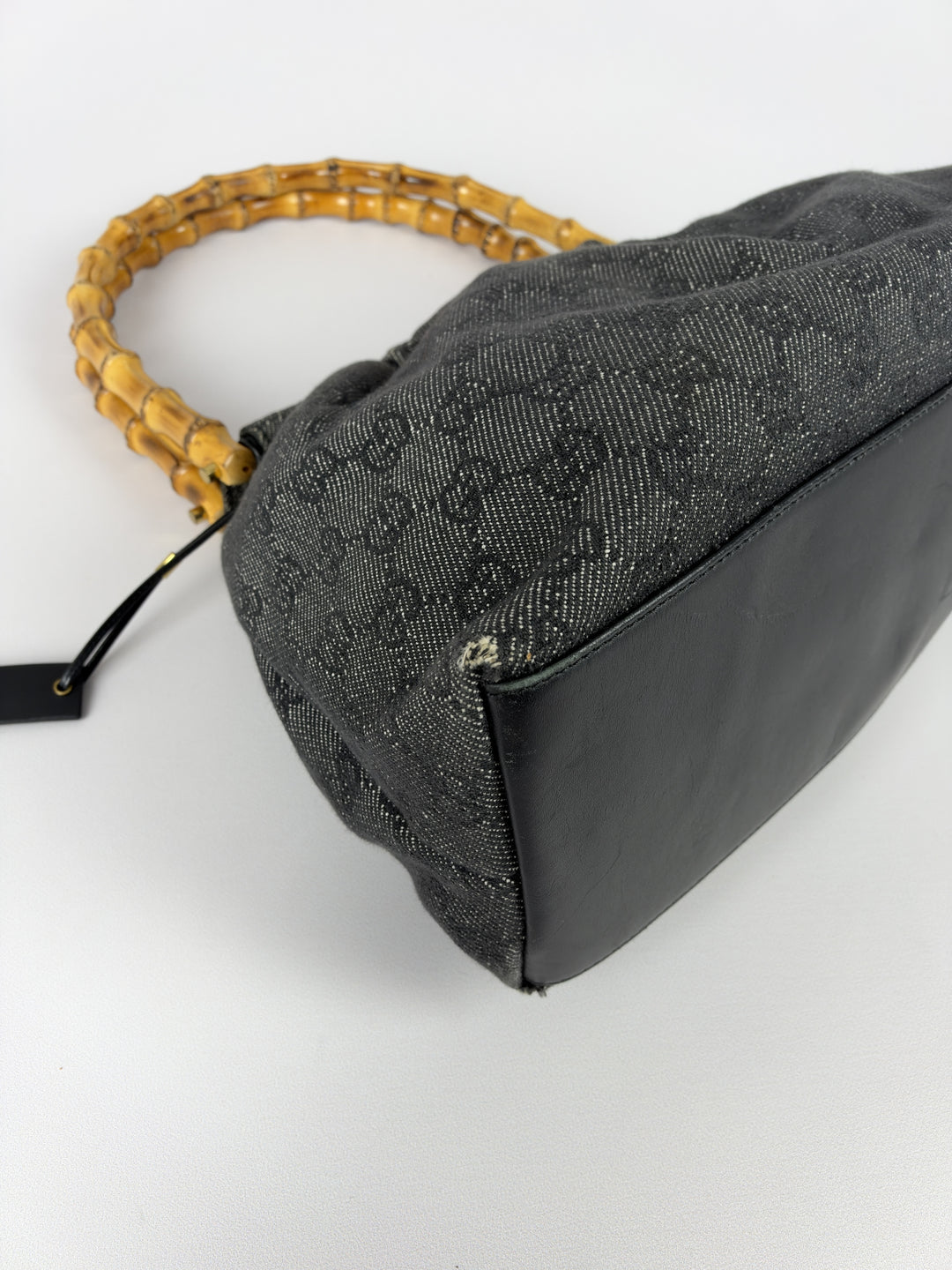 Gucci GG Denim Bamboo Shoulder Bag in Grau, Detailansicht 7