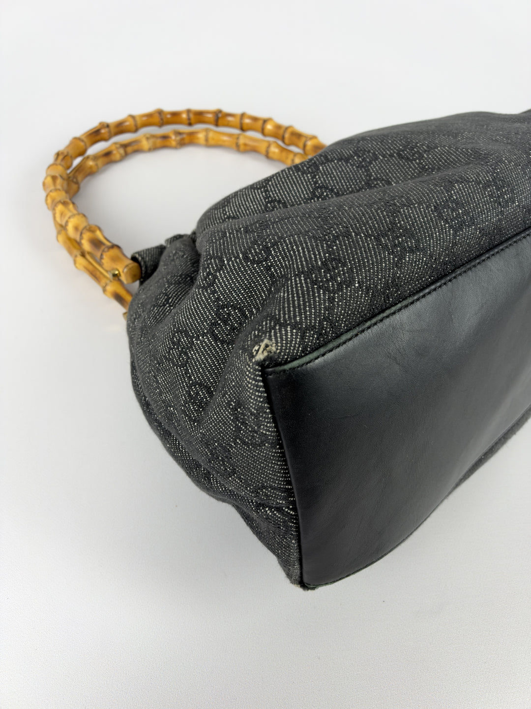 Gucci GG Denim Bamboo Shoulder Bag in Grau, Detailansicht 8