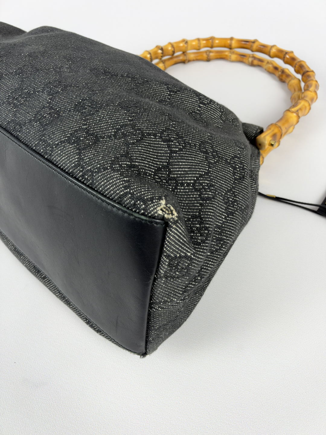 Gucci GG Denim Bamboo Shoulder Bag in Grau, Detailansicht 9