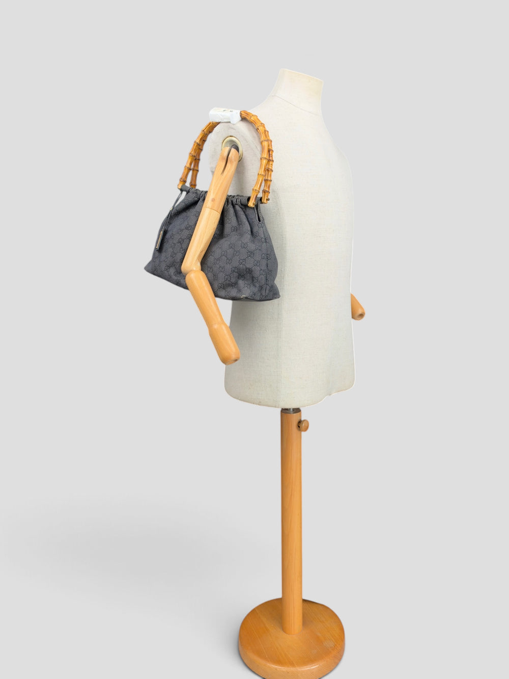 Gucci GG Denim Bamboo Shoulder Bag in Grau, getragen an der Schneiderpuppe