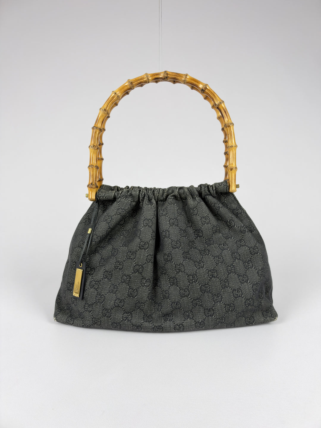 Gucci GG Denim Bamboo Shoulder Bag in Grau, Vorderansicht im Originalfoto