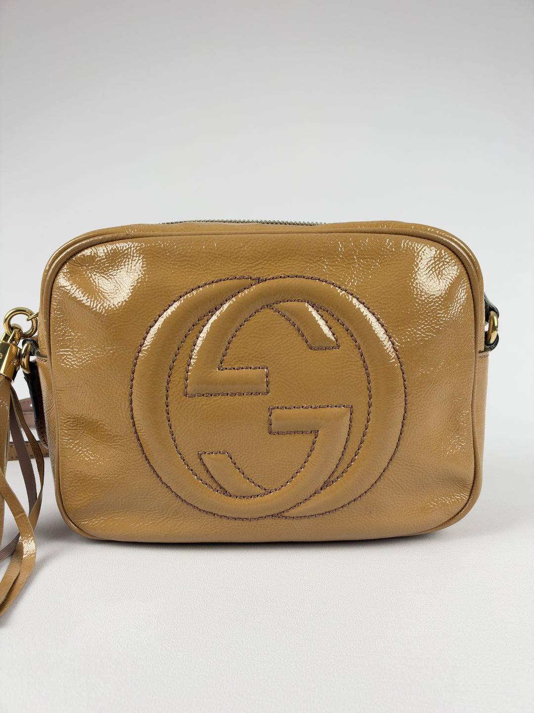 Gucci Soho Disco Patent Leather Crossbody Shoulder Bag in Caramel/Beige, Detailansicht 1