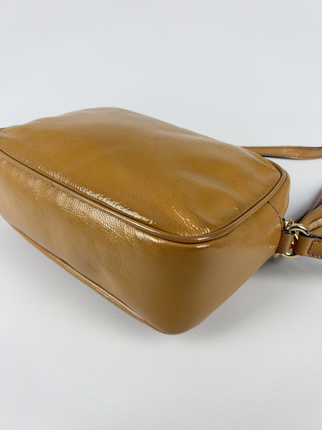 Gucci Soho Disco Patent Leather Crossbody Shoulder Bag in Caramel/Beige, Detailansicht 10