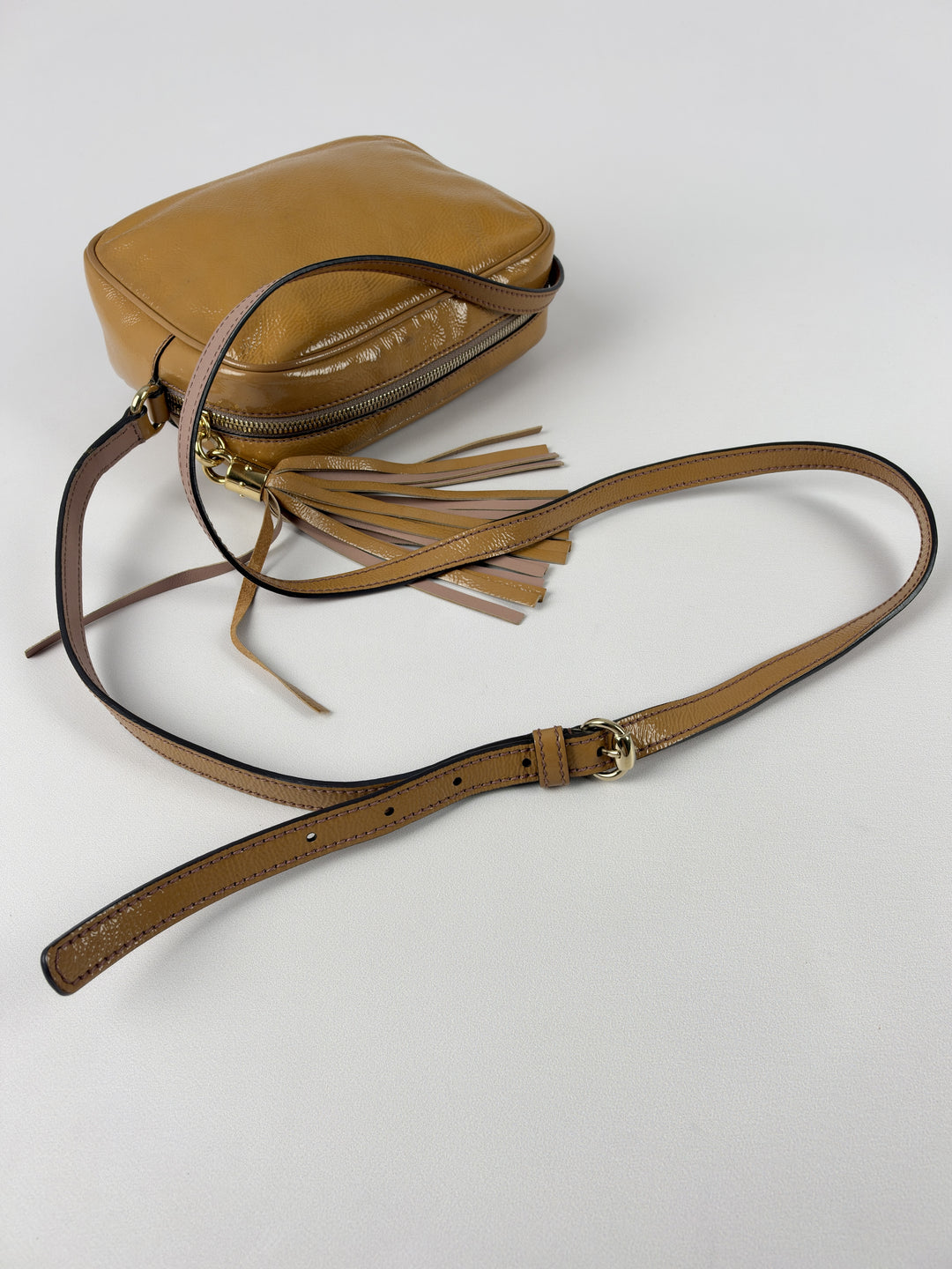 Gucci Soho Disco Patent Leather Crossbody Shoulder Bag in Caramel/Beige, Detailansicht 11