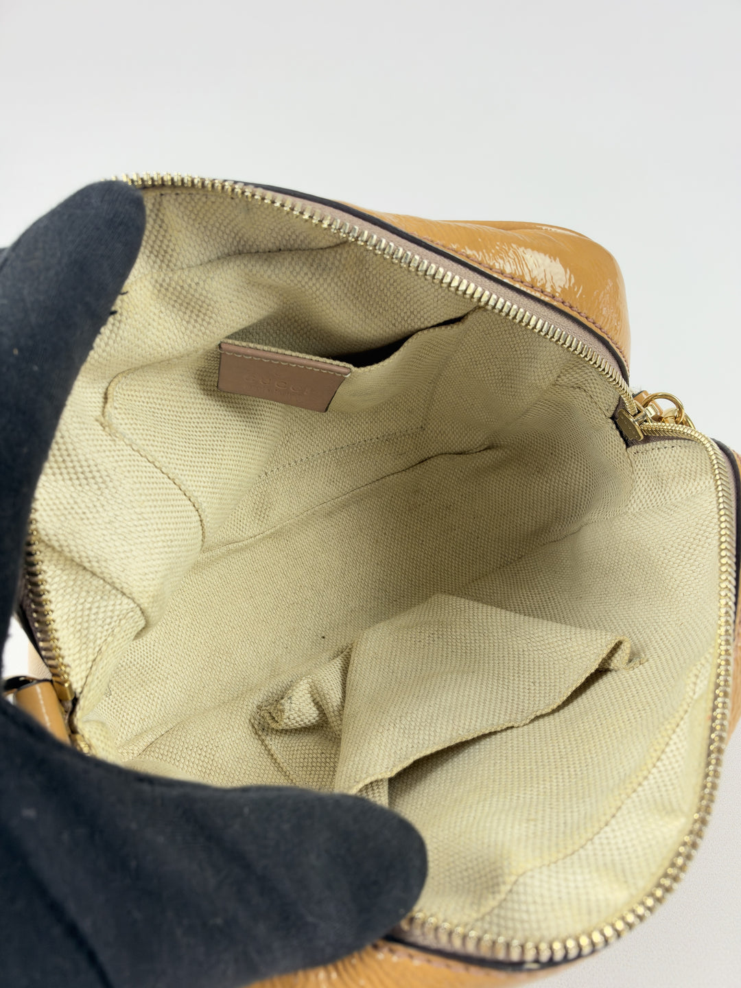 Gucci Soho Disco Patent Leather Crossbody Shoulder Bag in Caramel/Beige, Detailansicht 12