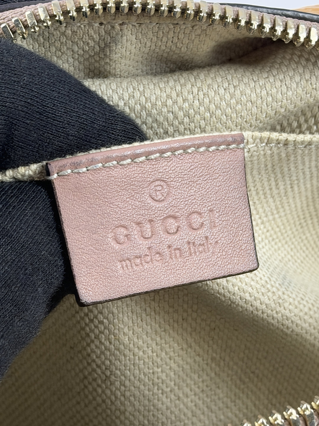Gucci Soho Disco Patent Leather Crossbody Shoulder Bag in Caramel/Beige, Detailansicht 13