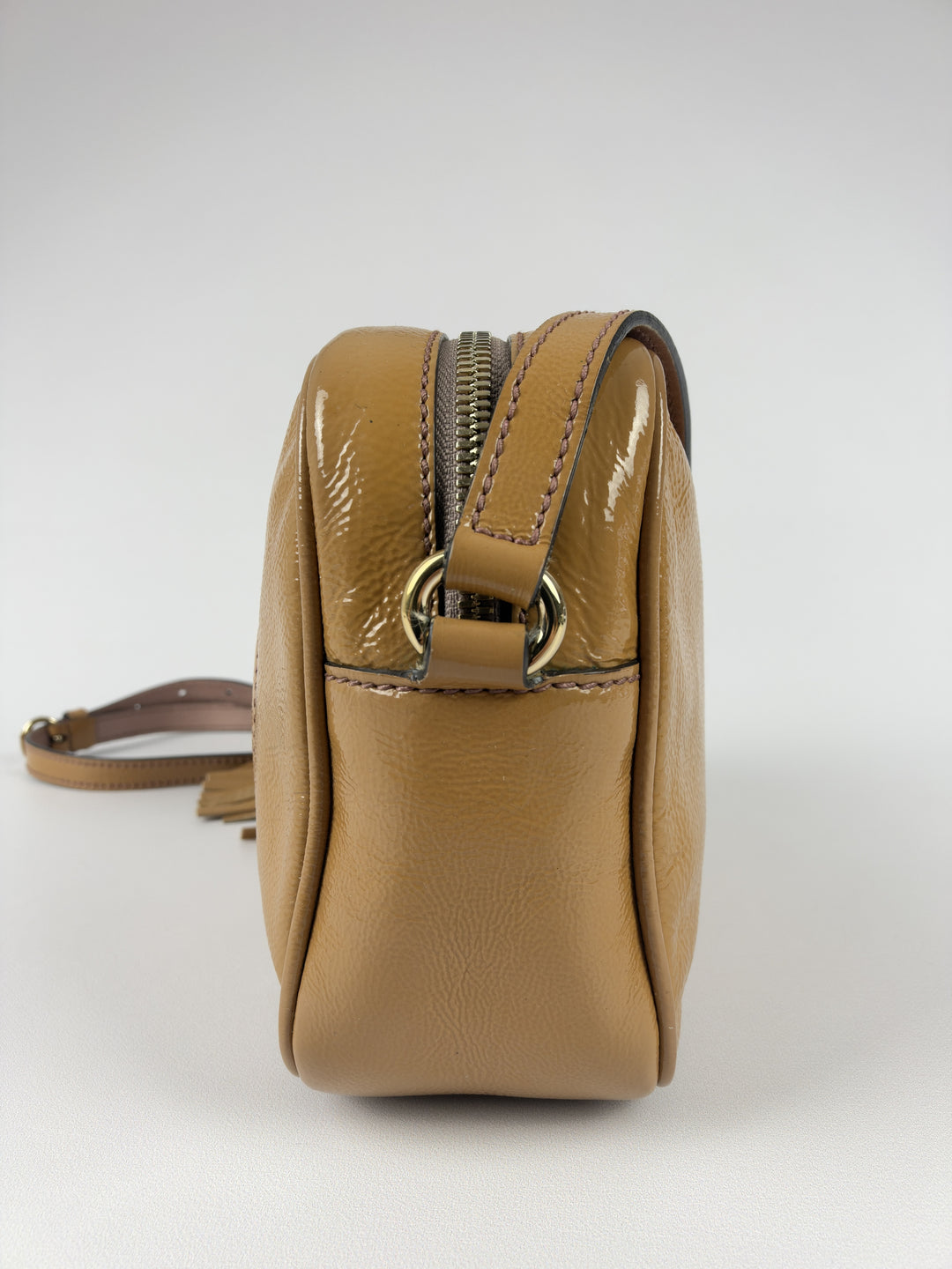 Gucci Soho Disco Patent Leather Crossbody Shoulder Bag in Caramel/Beige, Detailansicht 2