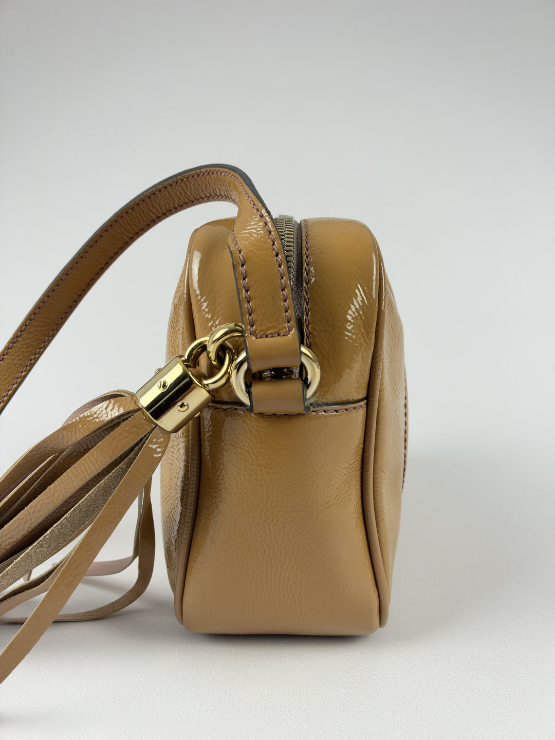 Gucci Soho Disco Patent Leather Crossbody Shoulder Bag in Caramel/Beige, Detailansicht 4