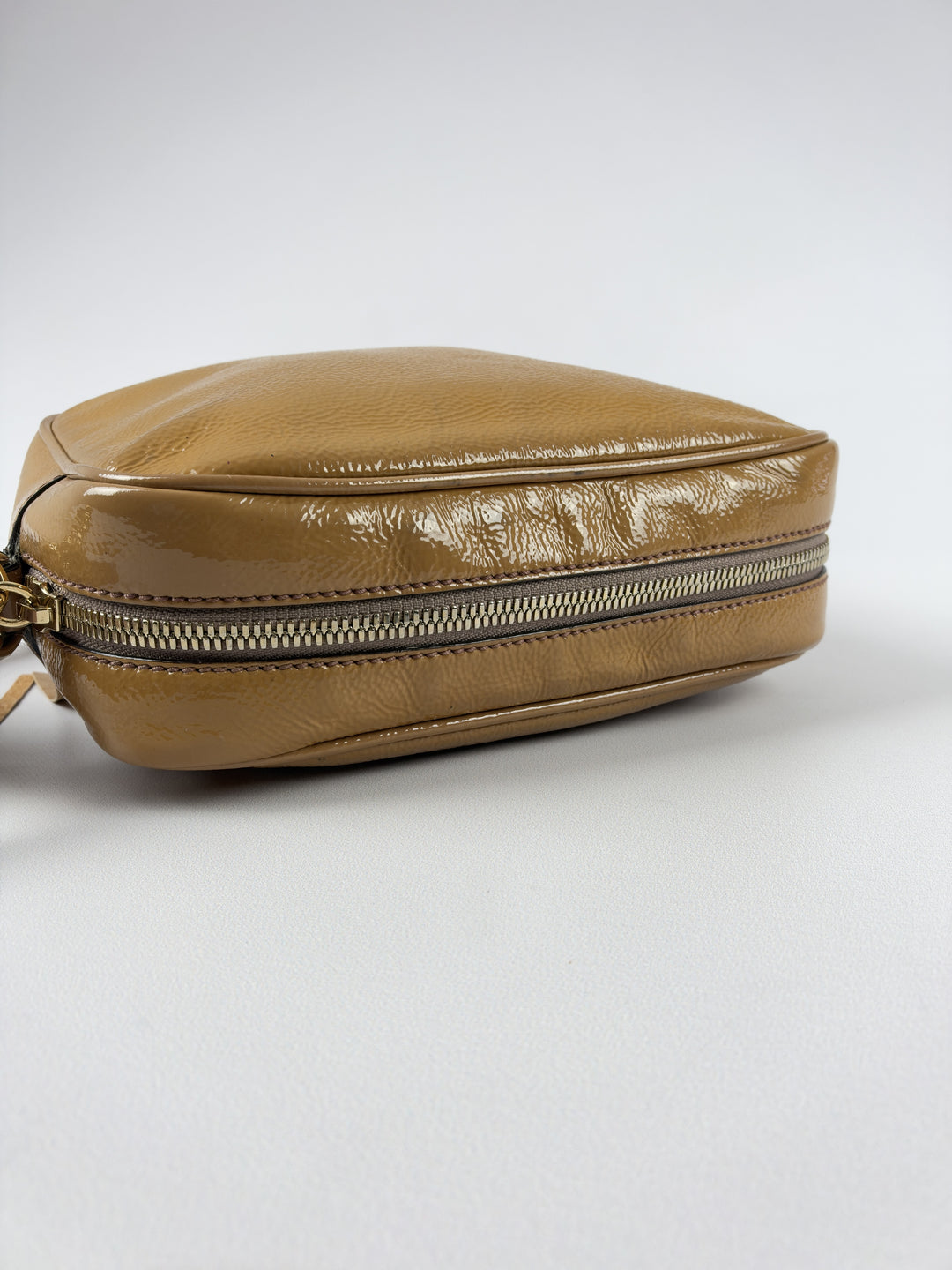 Gucci Soho Disco Patent Leather Crossbody Shoulder Bag in Caramel/Beige, Detailansicht 5