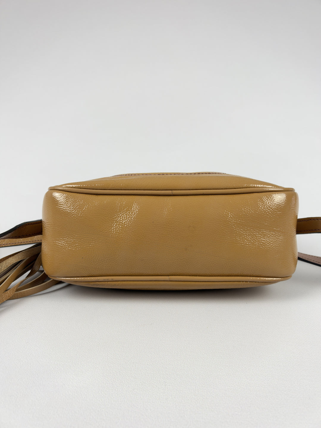 Gucci Soho Disco Patent Leather Crossbody Shoulder Bag in Caramel/Beige, Detailansicht 6