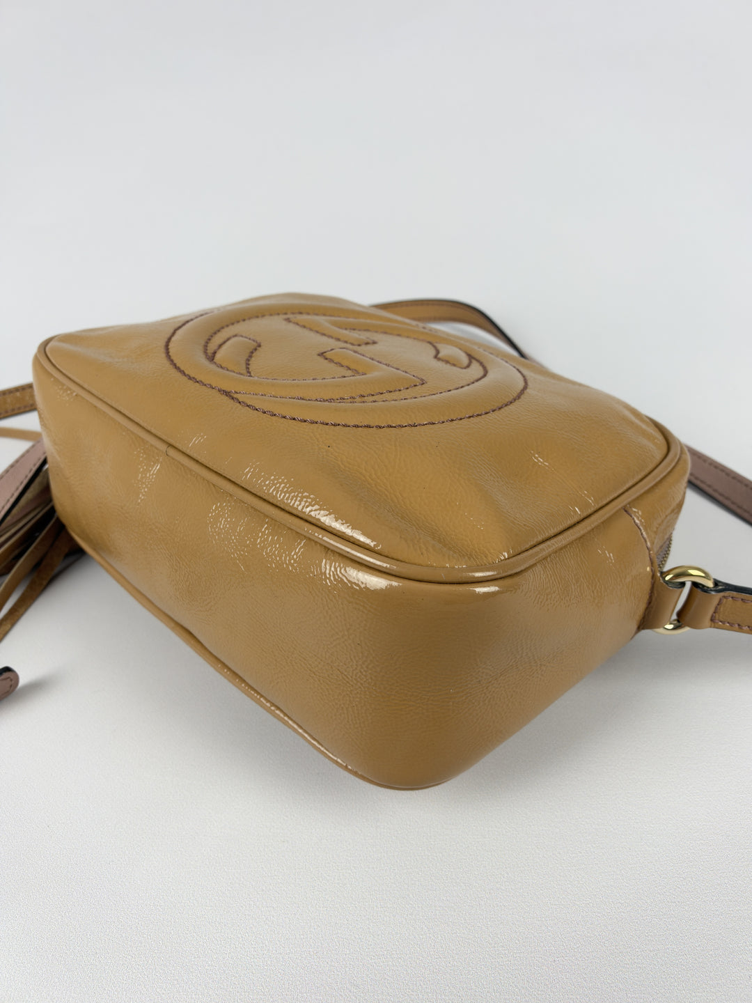 Gucci Soho Disco Patent Leather Crossbody Shoulder Bag in Caramel/Beige, Detailansicht 7