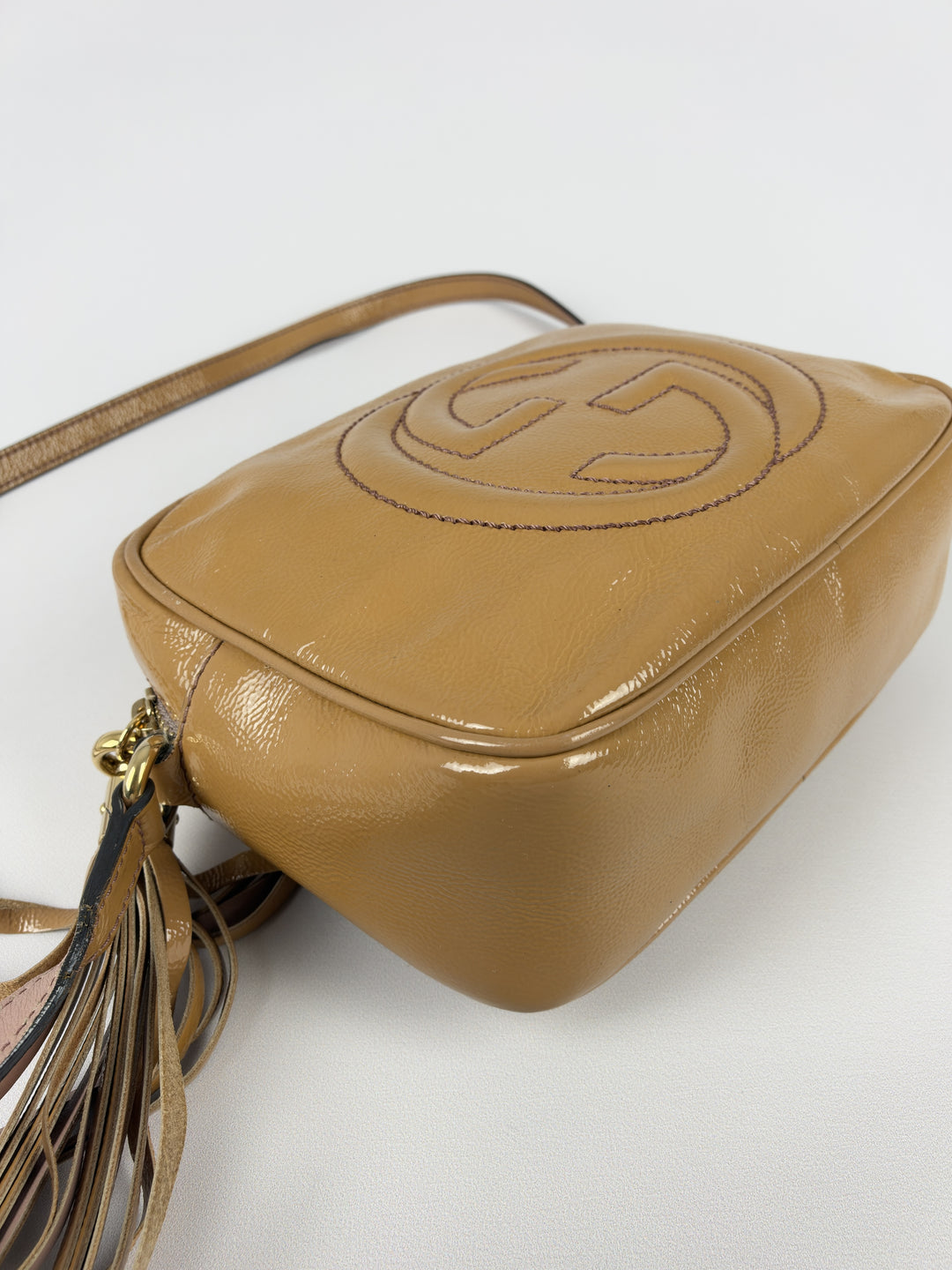 Gucci Soho Disco Patent Leather Crossbody Shoulder Bag in Caramel/Beige, Detailansicht 8