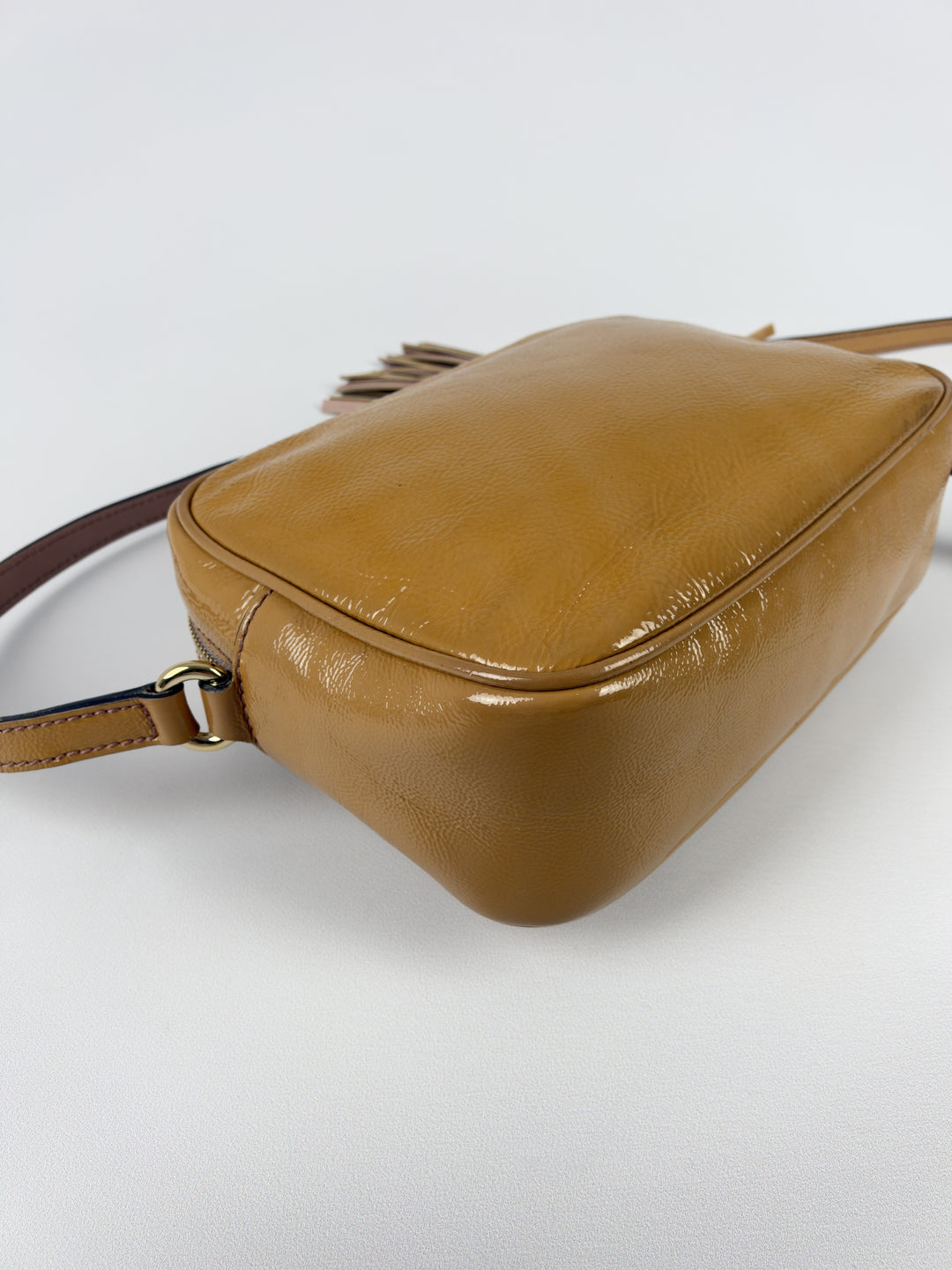 Gucci Soho Disco Patent Leather Crossbody Shoulder Bag in Caramel/Beige, Detailansicht 9