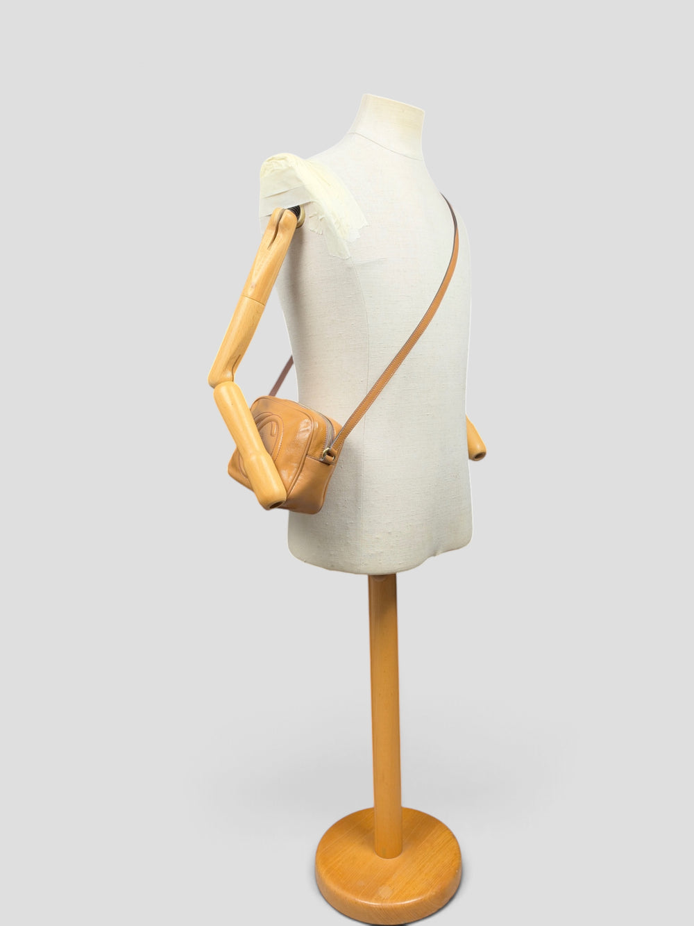 Gucci Soho Disco Patent Leather Crossbody Shoulder Bag in Caramel/Beige, getragen an der Schneiderpuppe