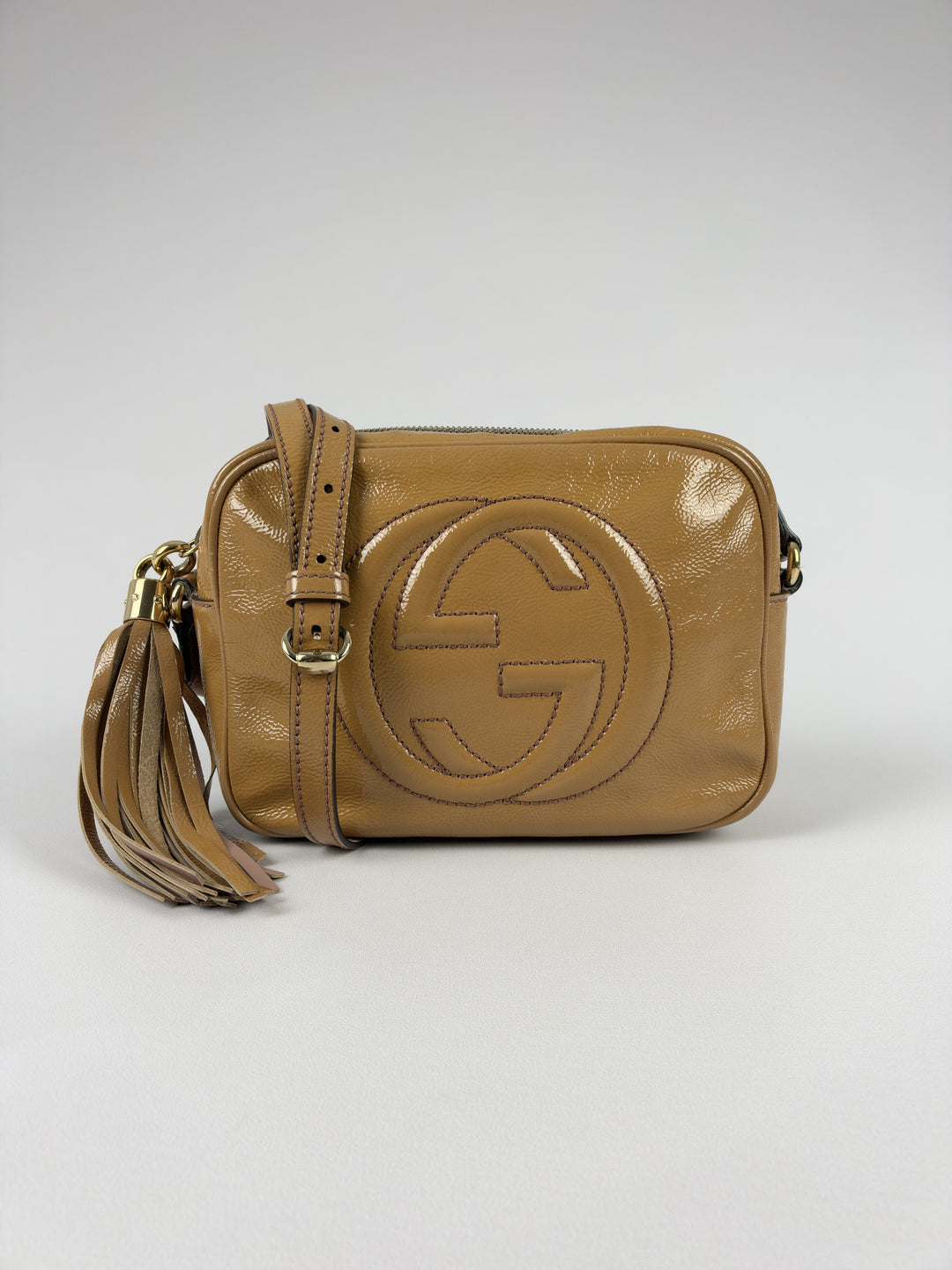 Gucci Soho Disco Patent Leather Crossbody Shoulder Bag in Caramel/Beige, Vorderansicht im Originalfoto