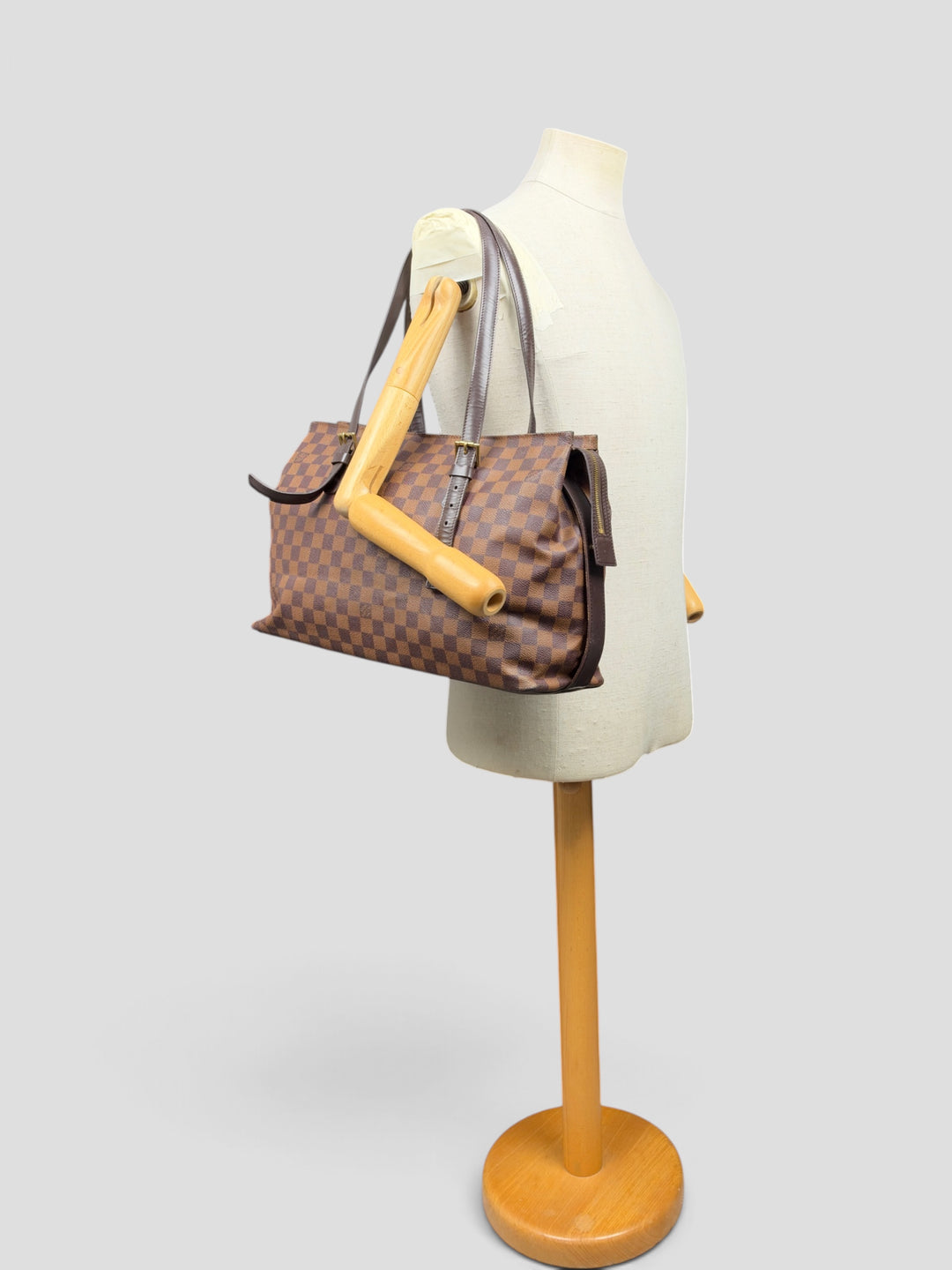 Louis Vuitton Damier Ebene Chelsea Tote Shoulder Bag in Ebène/Braun, getragen an der Schneiderpuppe