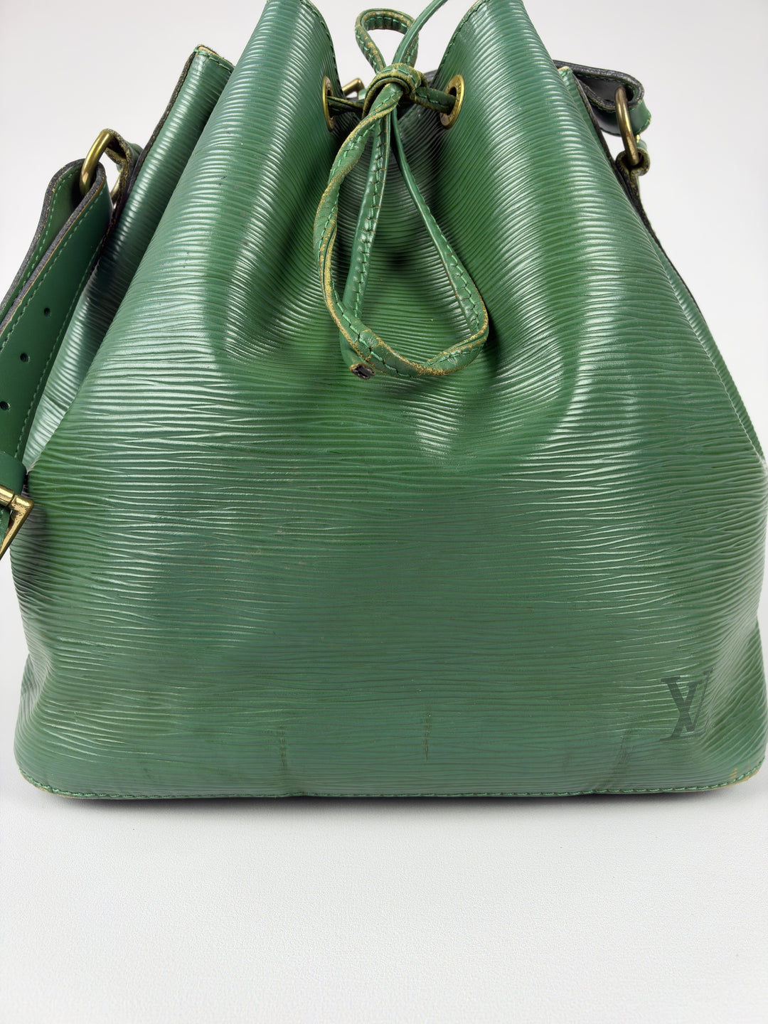 Louis Vuitton Epi Petit Noé Shoulder Bag in Borneo-Grün, Detailansicht 1
