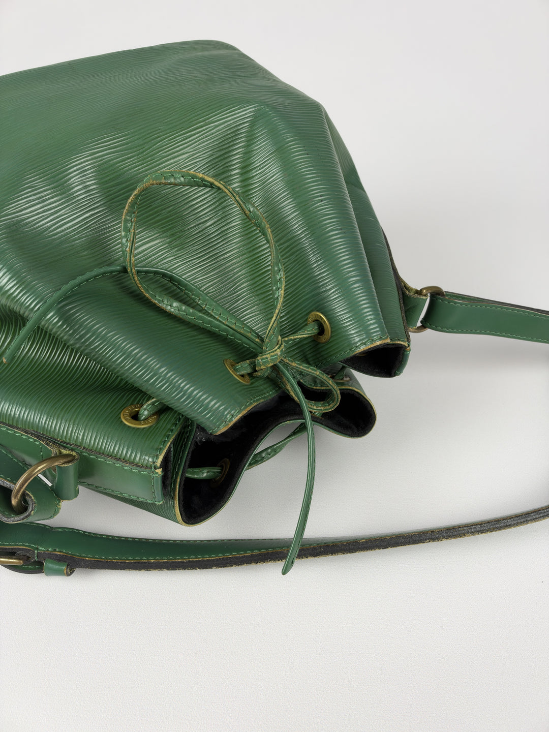 Louis Vuitton Epi Petit Noé Shoulder Bag in Borneo-Grün, Detailansicht 10
