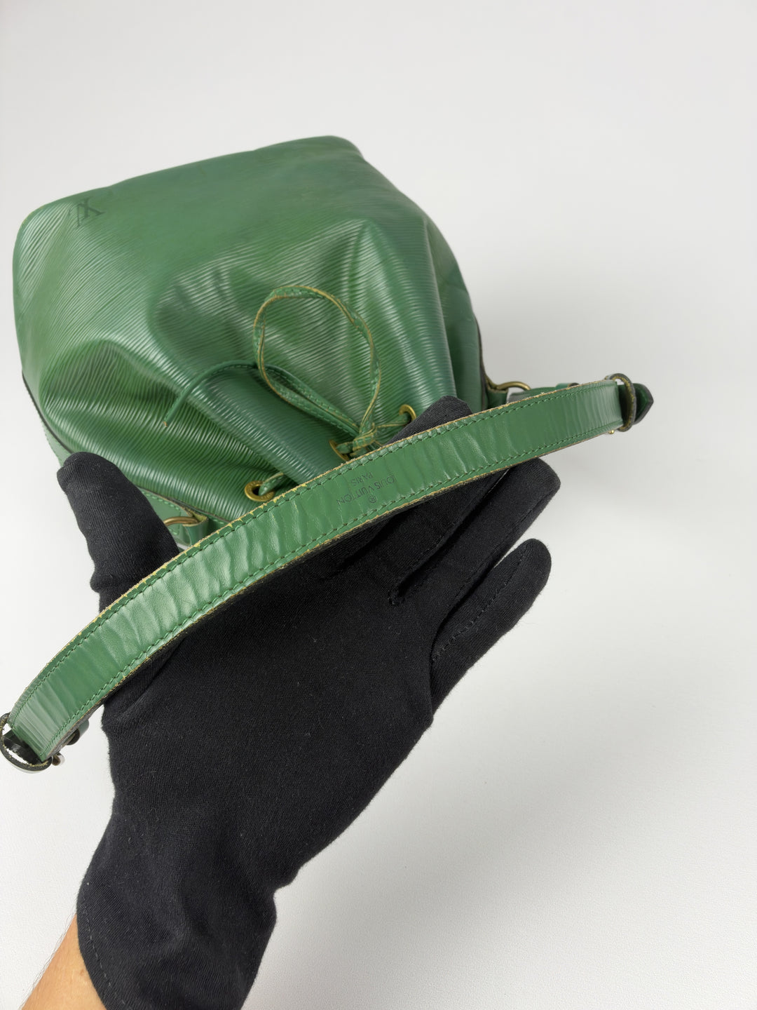Louis Vuitton Epi Petit Noé Shoulder Bag in Borneo-Grün, Detailansicht 11