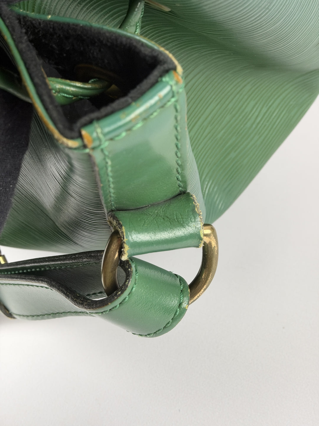 Louis Vuitton Epi Petit Noé Shoulder Bag in Borneo-Grün, Detailansicht 12
