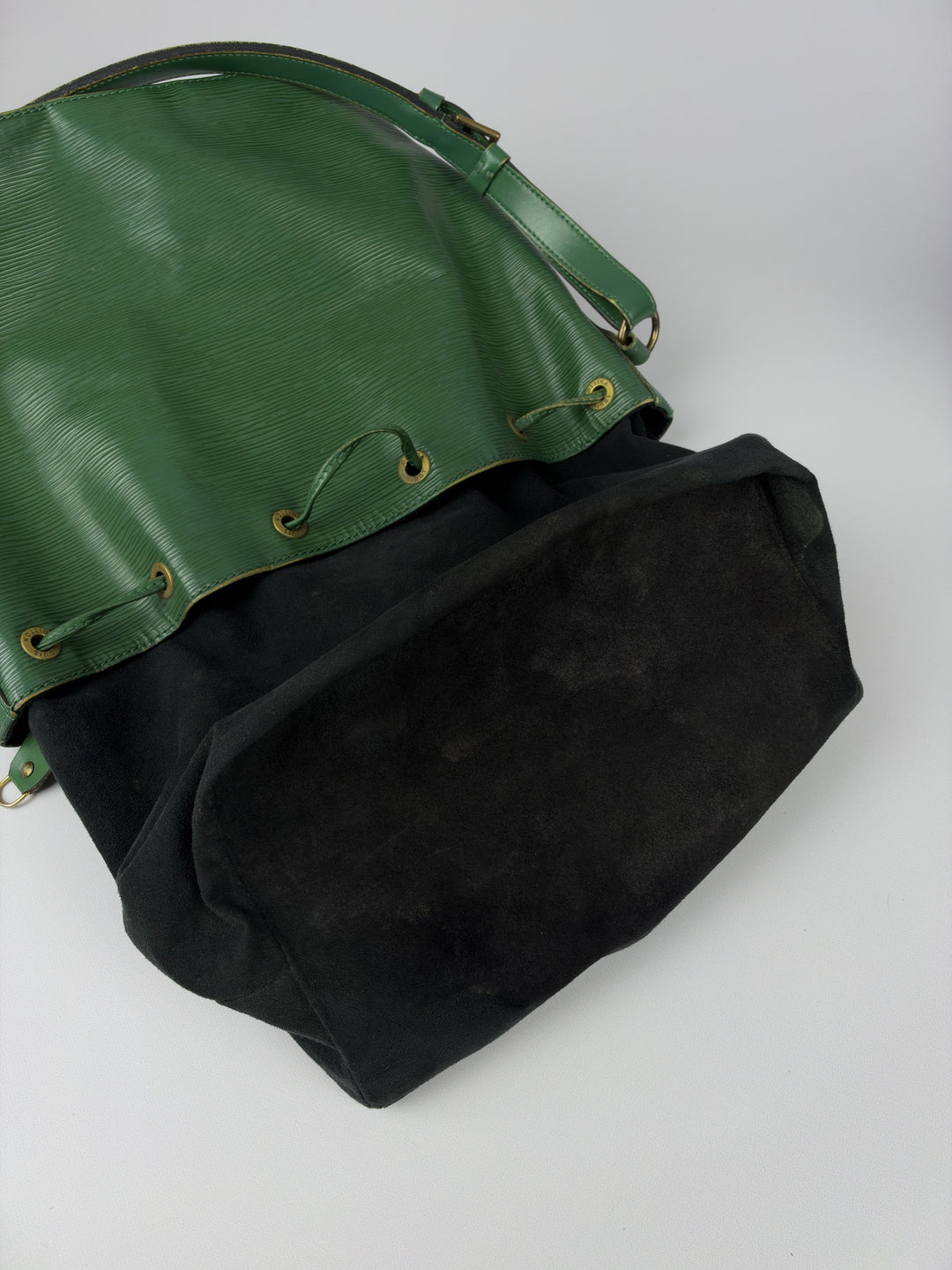 Louis Vuitton Epi Petit Noé Shoulder Bag in Borneo-Grün, Detailansicht 13