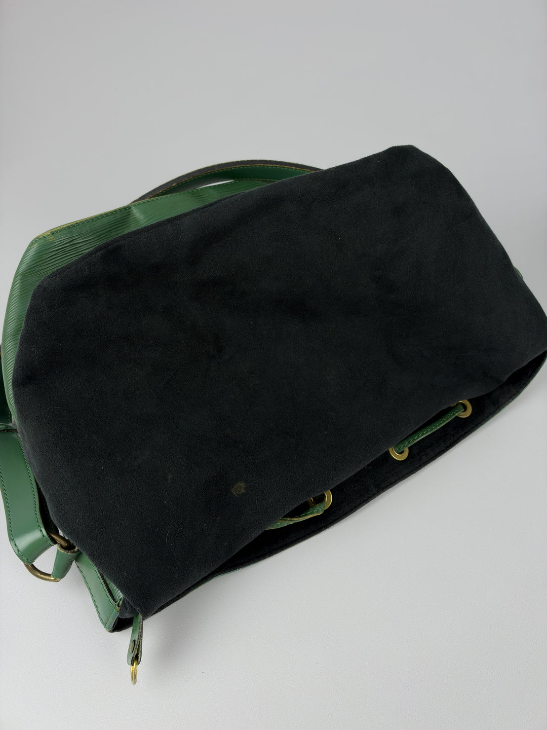 Louis Vuitton Epi Petit Noé Shoulder Bag in Borneo-Grün, Detailansicht 14