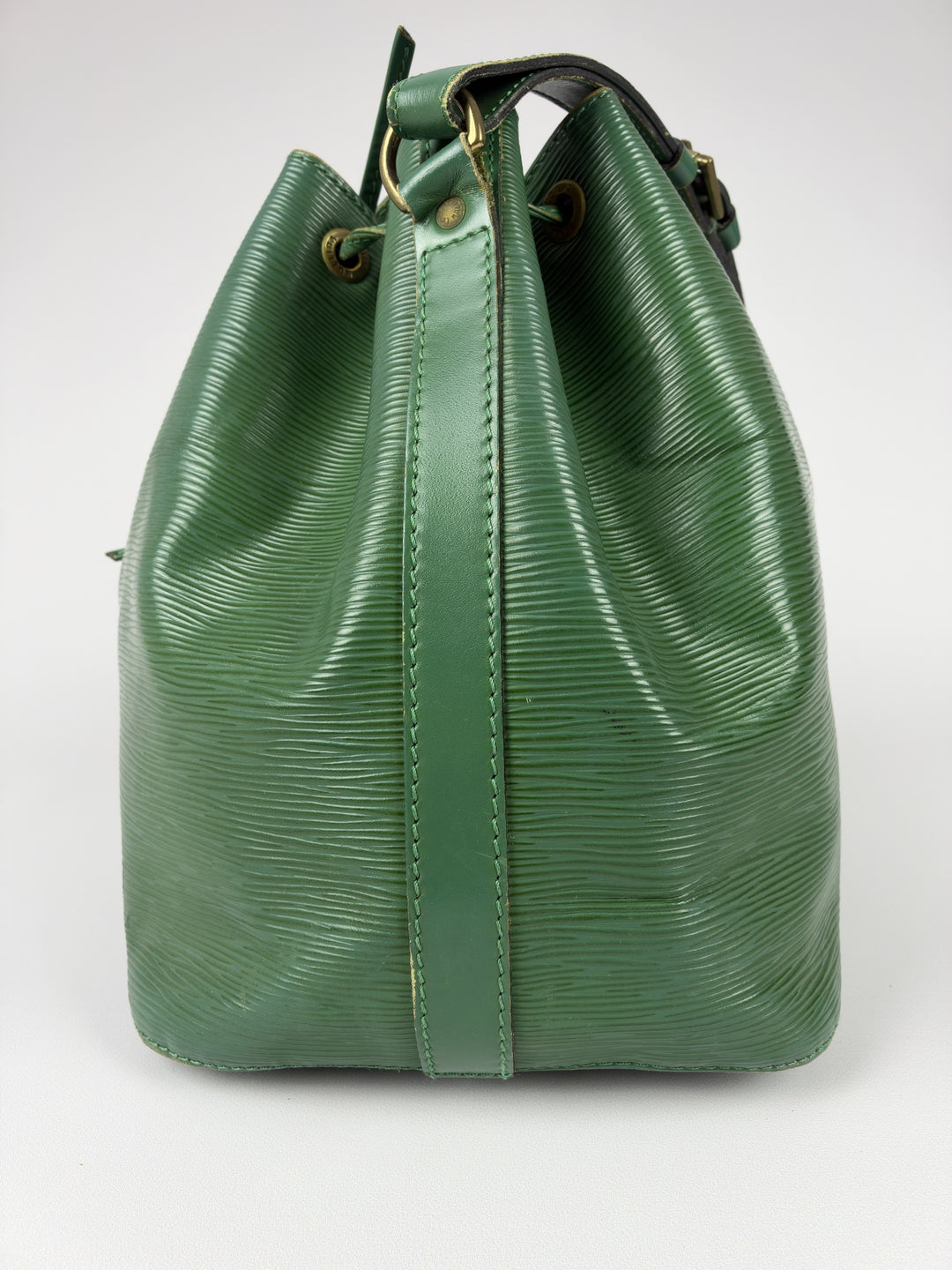 Louis Vuitton Epi Petit Noé Shoulder Bag in Borneo-Grün, Detailansicht 2