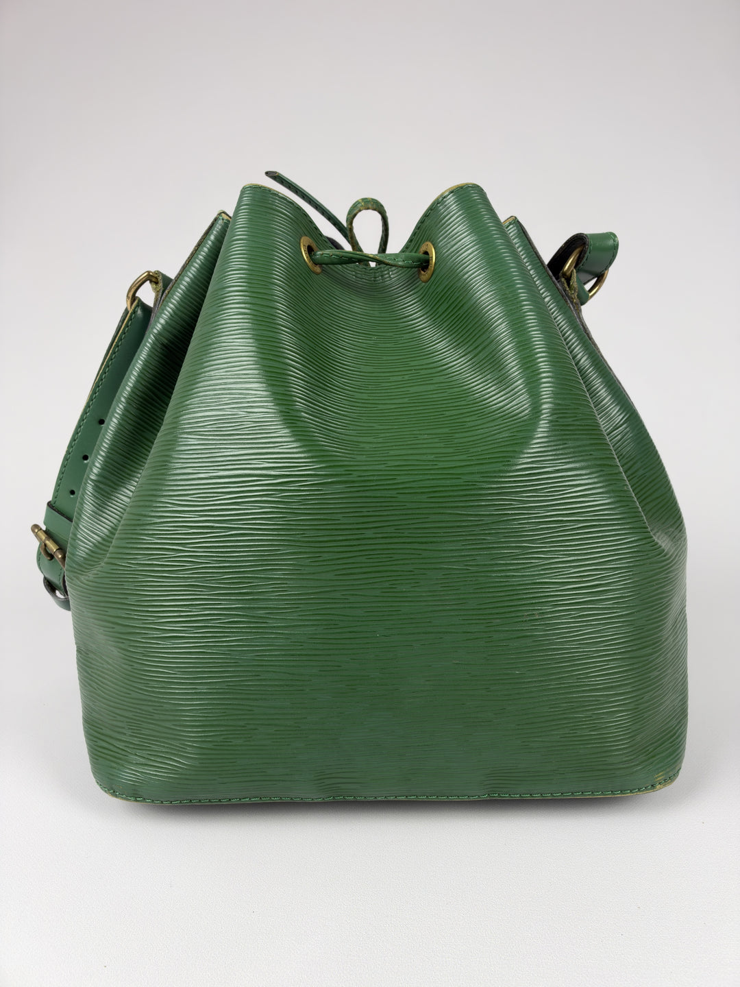 Louis Vuitton Epi Petit Noé Shoulder Bag in Borneo-Grün, Detailansicht 3
