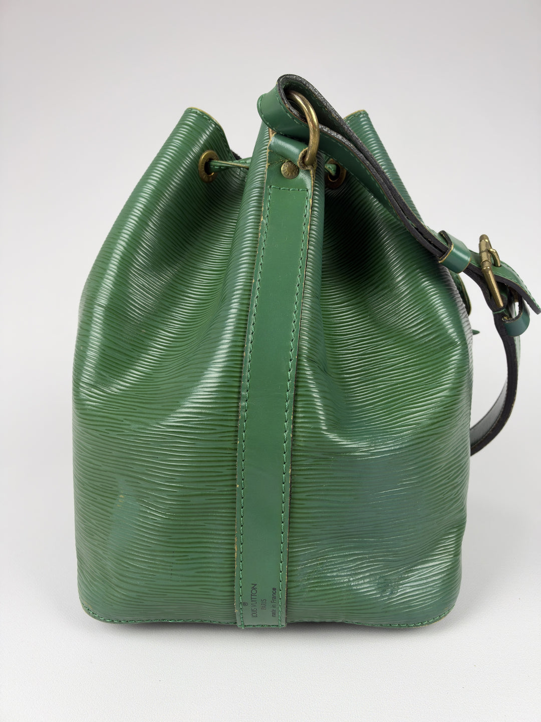 Louis Vuitton Epi Petit Noé Shoulder Bag in Borneo-Grün, Detailansicht 4