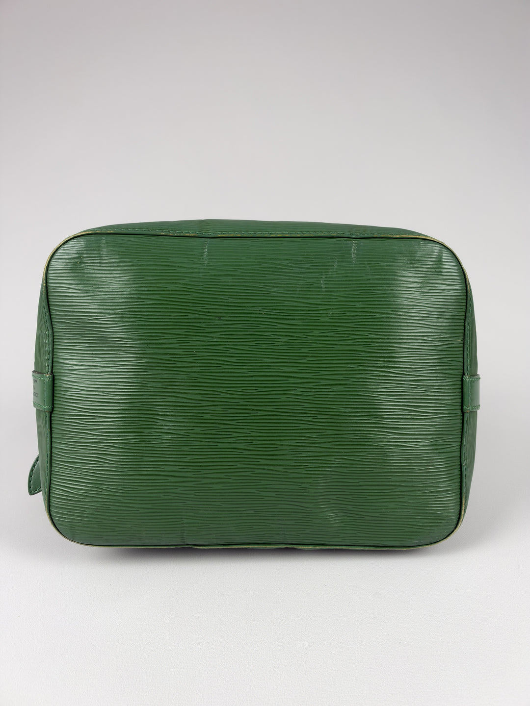 Louis Vuitton Epi Petit Noé Shoulder Bag in Borneo-Grün, Detailansicht 5